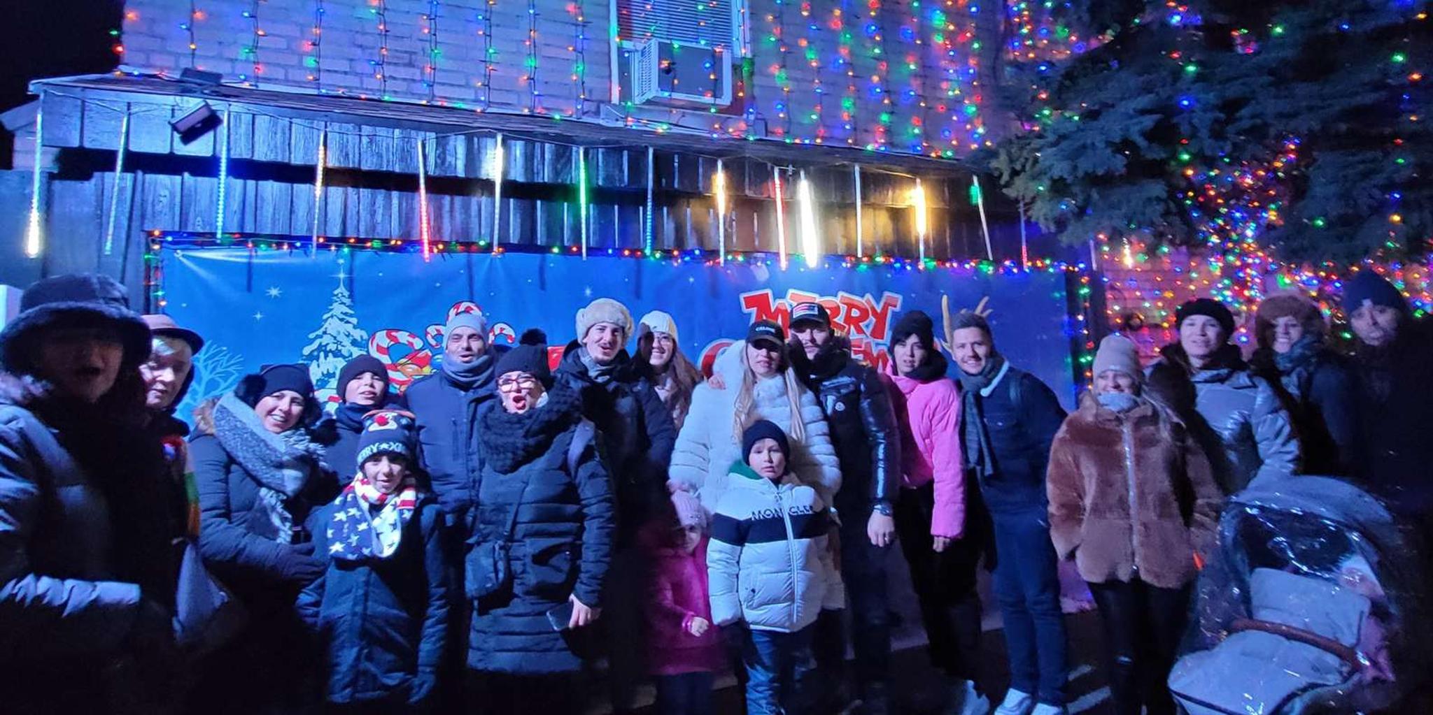 New York City Dyker Heights Christmas Walking Tour - Image 6