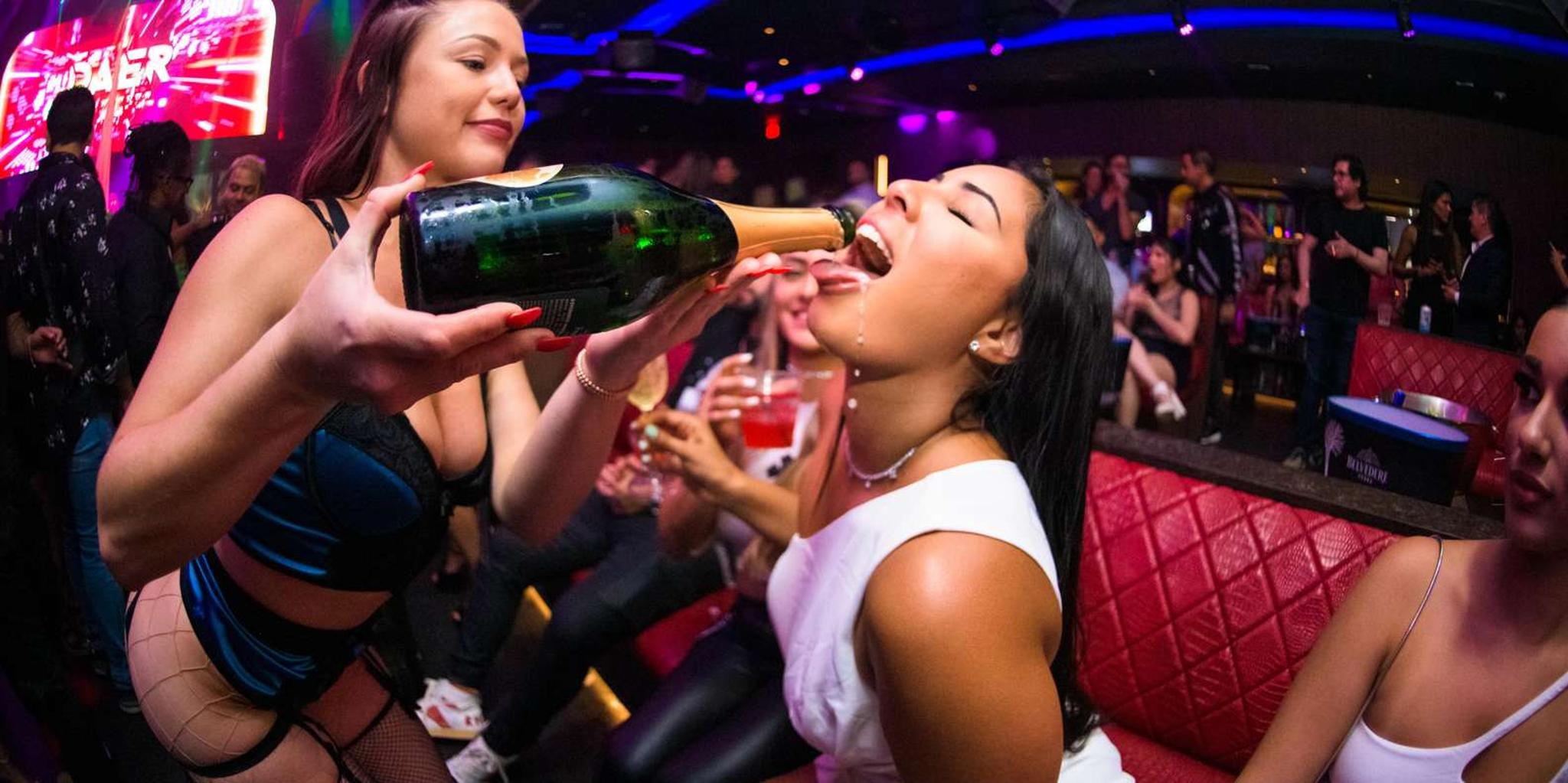 Miami Bar Crawl with Drinks Discounts and Club Entry