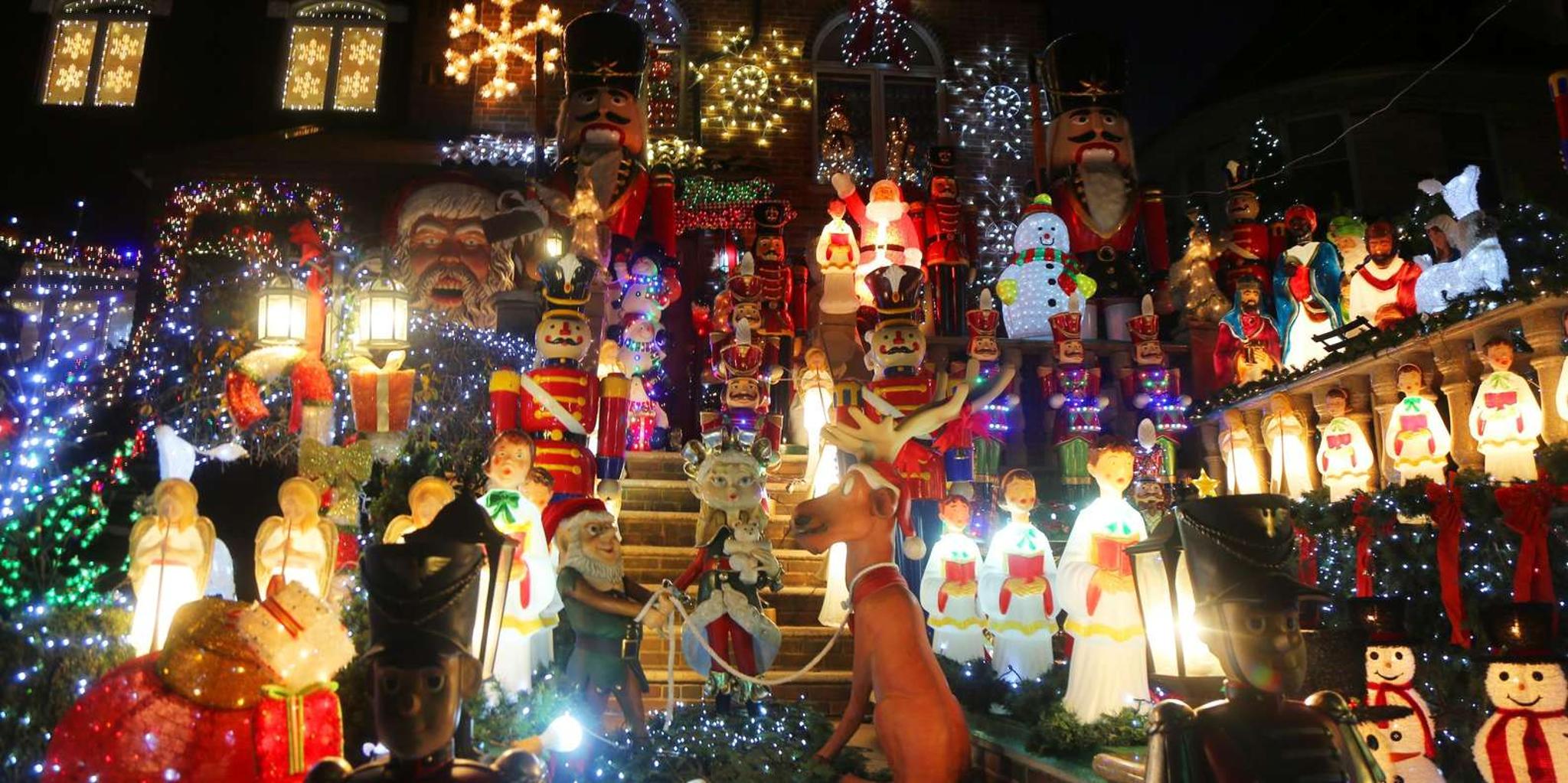 New York Dyker Heights Christmas Lights Tour - Image 2
