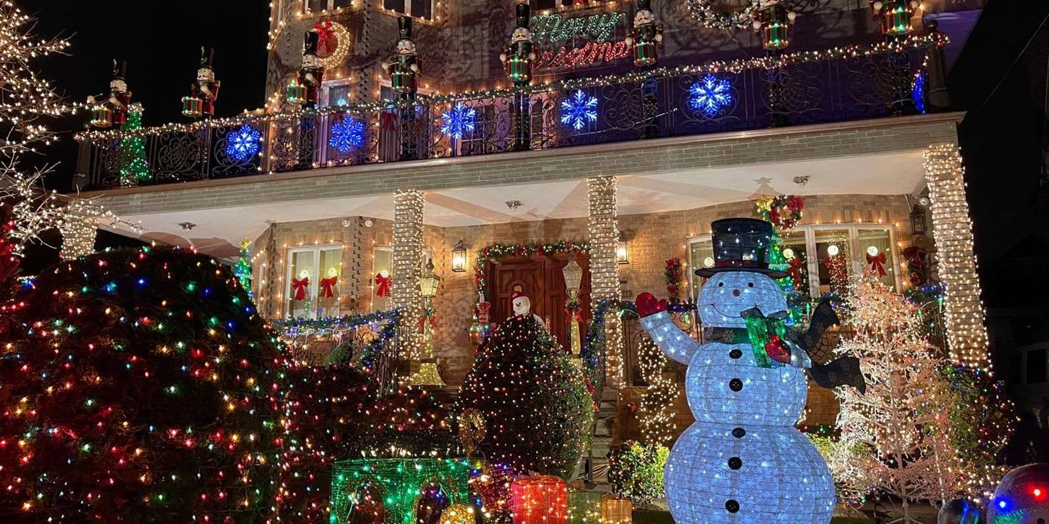 New York City Dyker Heights Christmas Lights Tour - Image 2