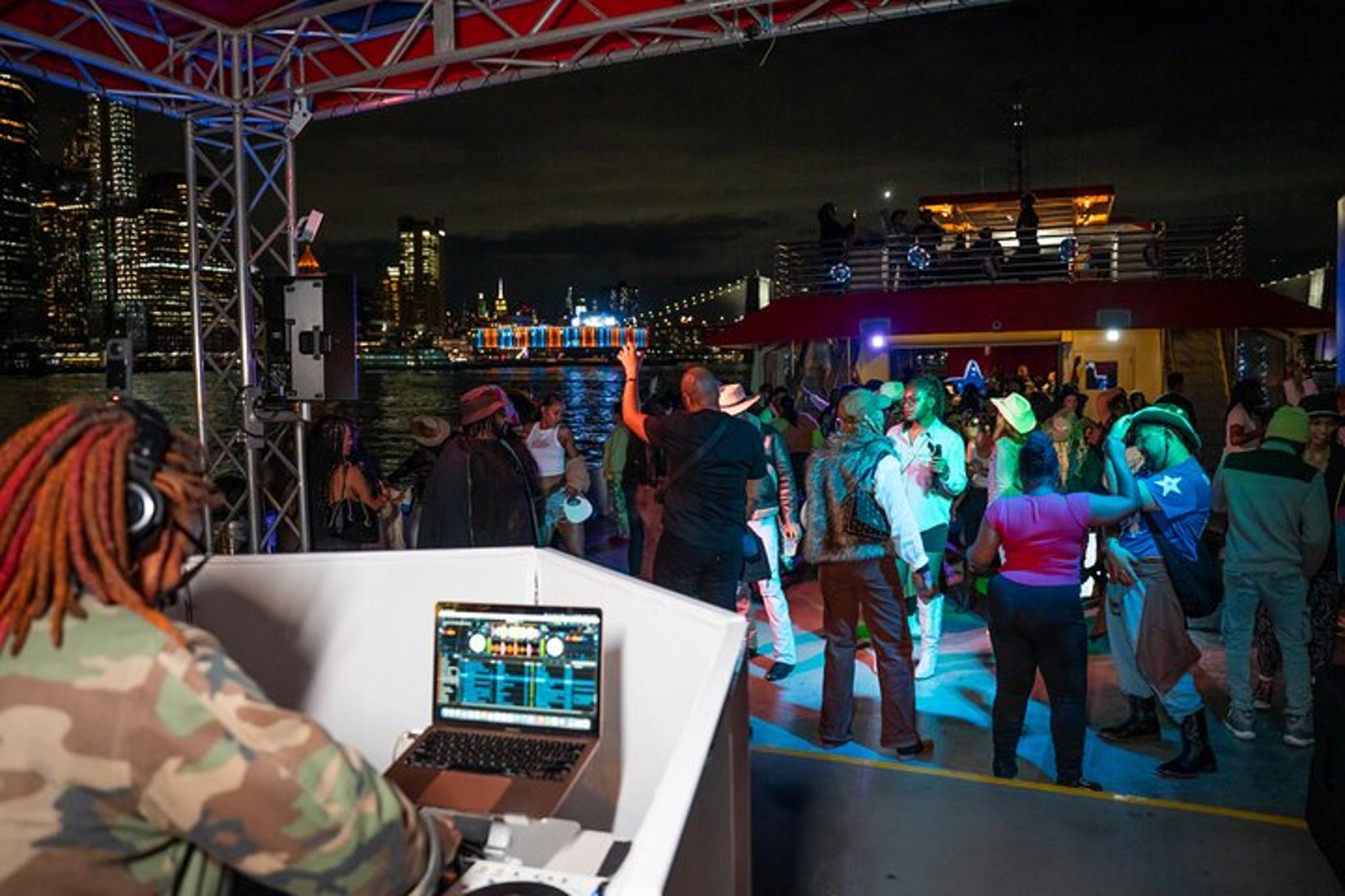New York City Sip 'N Groove Cruise with DJ 2 hr - Image 6