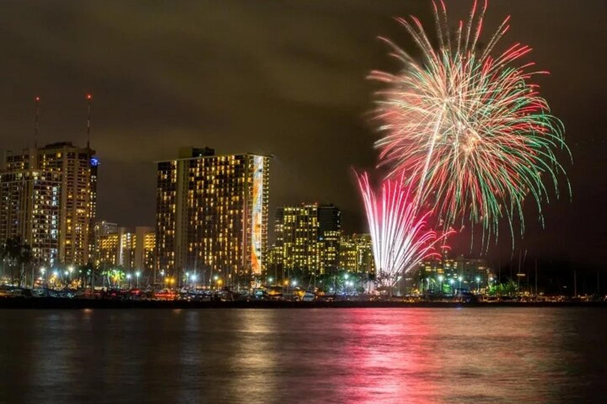 Honolulu Fireworks Cruise with Drinks 1 hr - Image 5