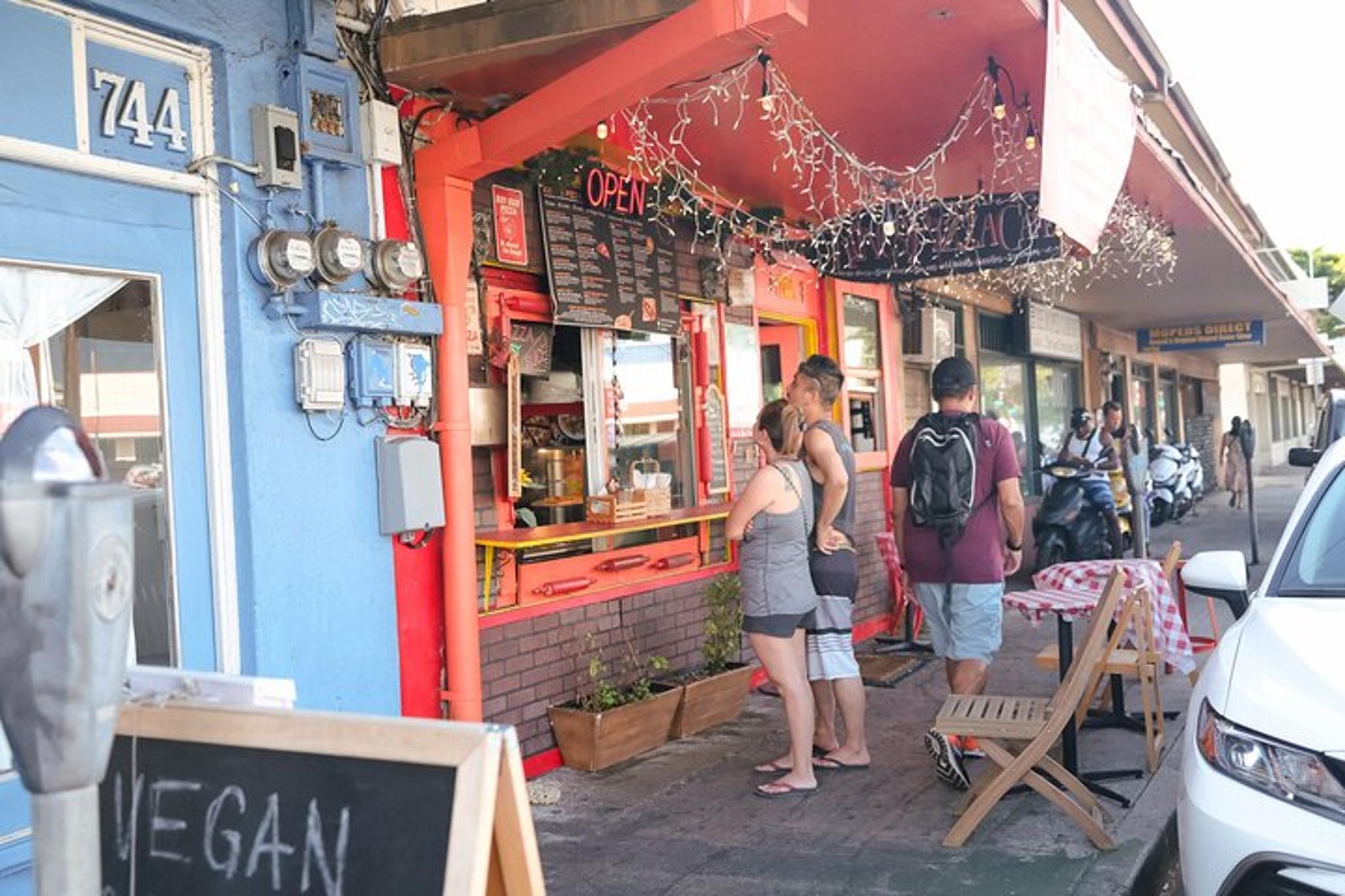 Waikiki Diamond Head Shuttle - Image 1
