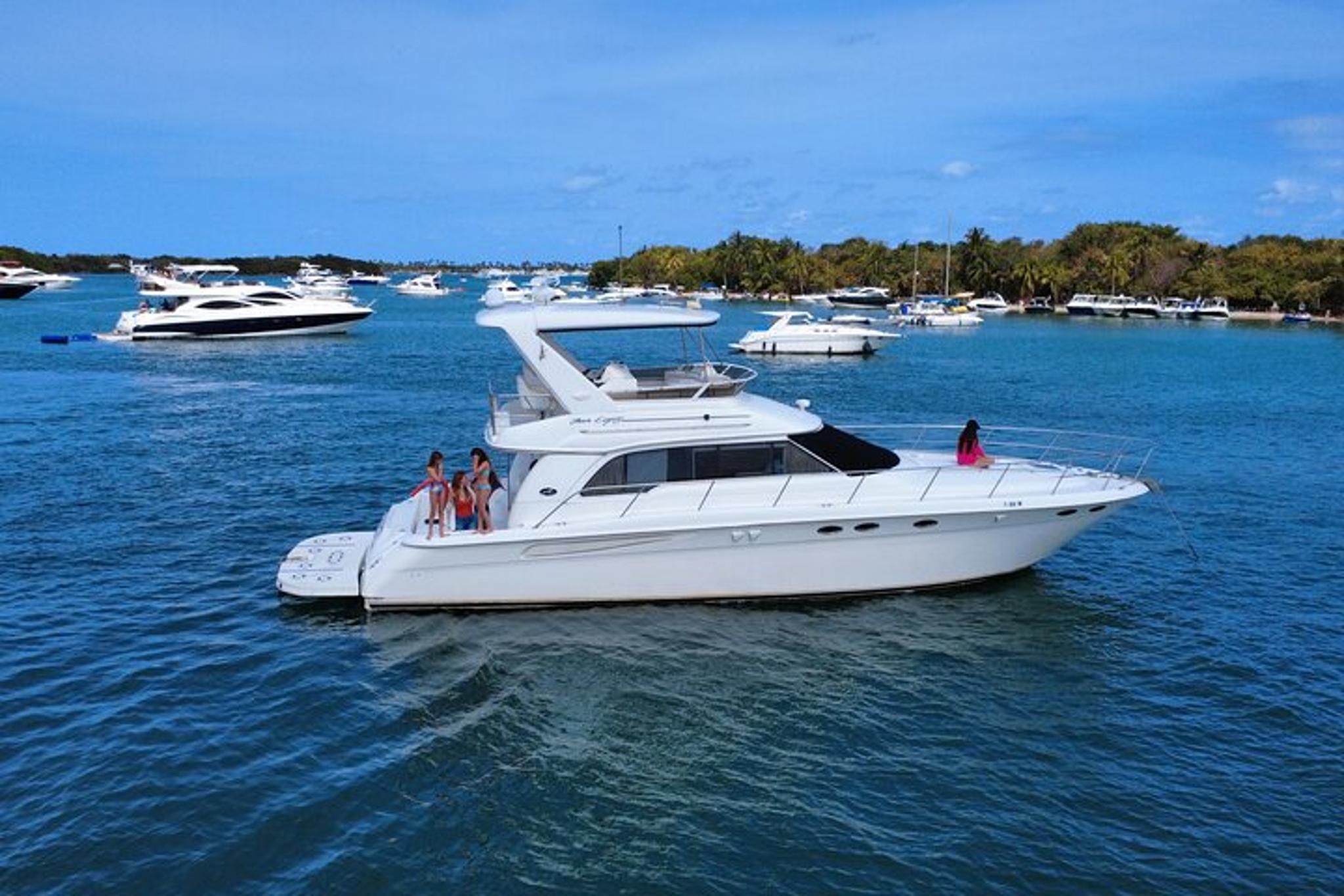 Miami Beach Yacht Rental with Experienced Captain