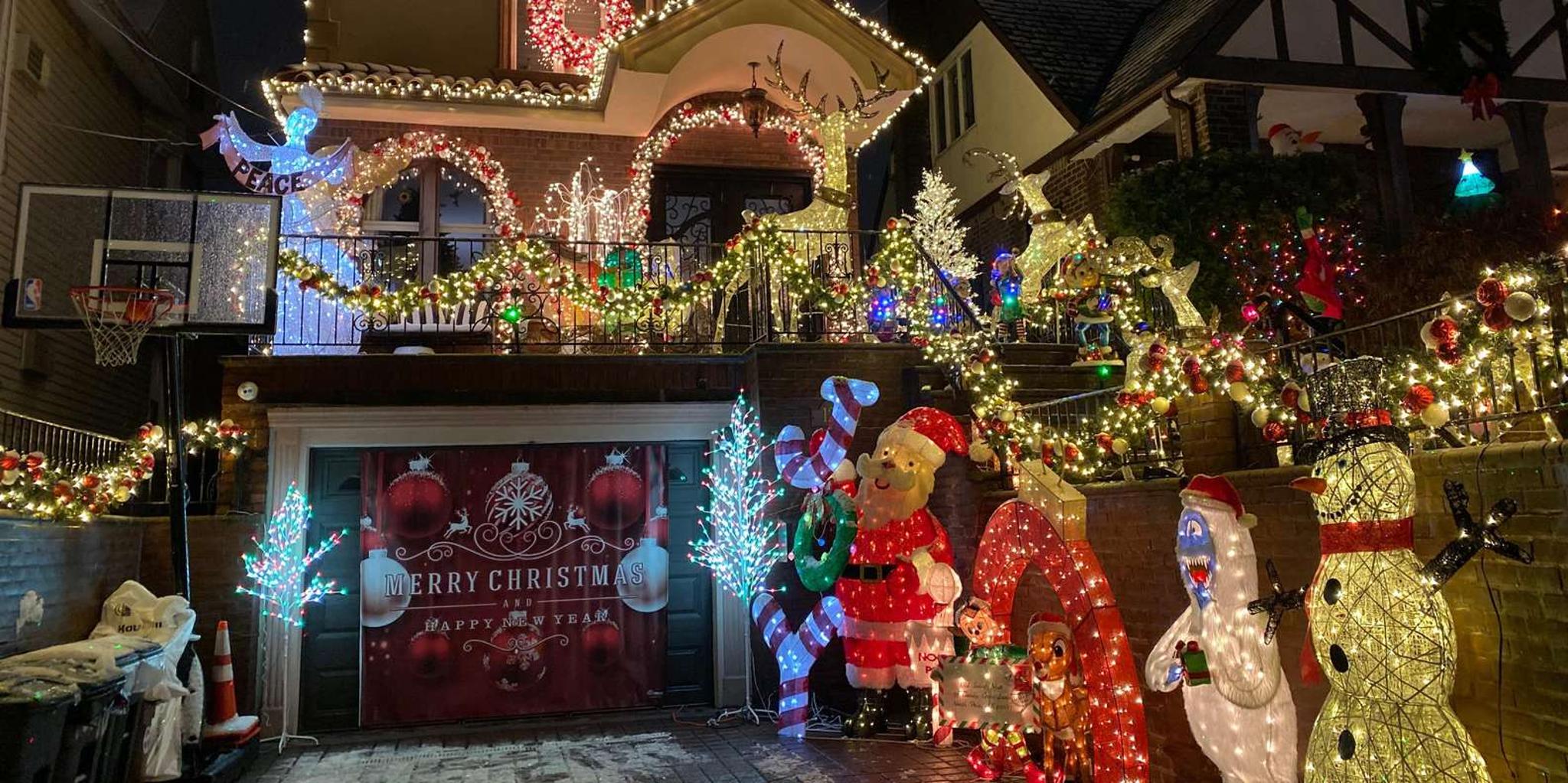 New York City Dyker Heights Christmas Lights Tour - Image 5