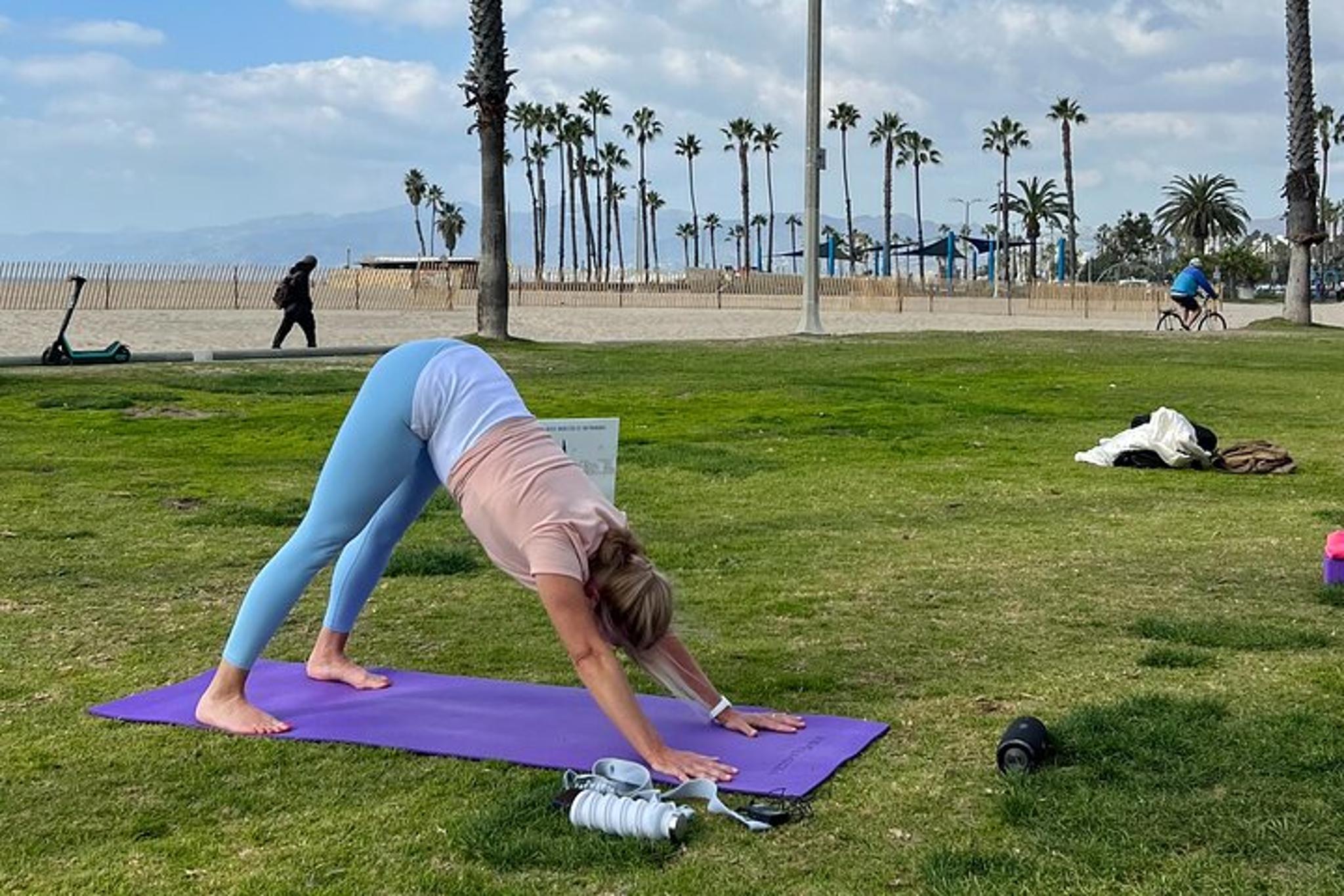 Santa Monica Beach Vinyasa Yoga Class in French 1 hr - Image 3
