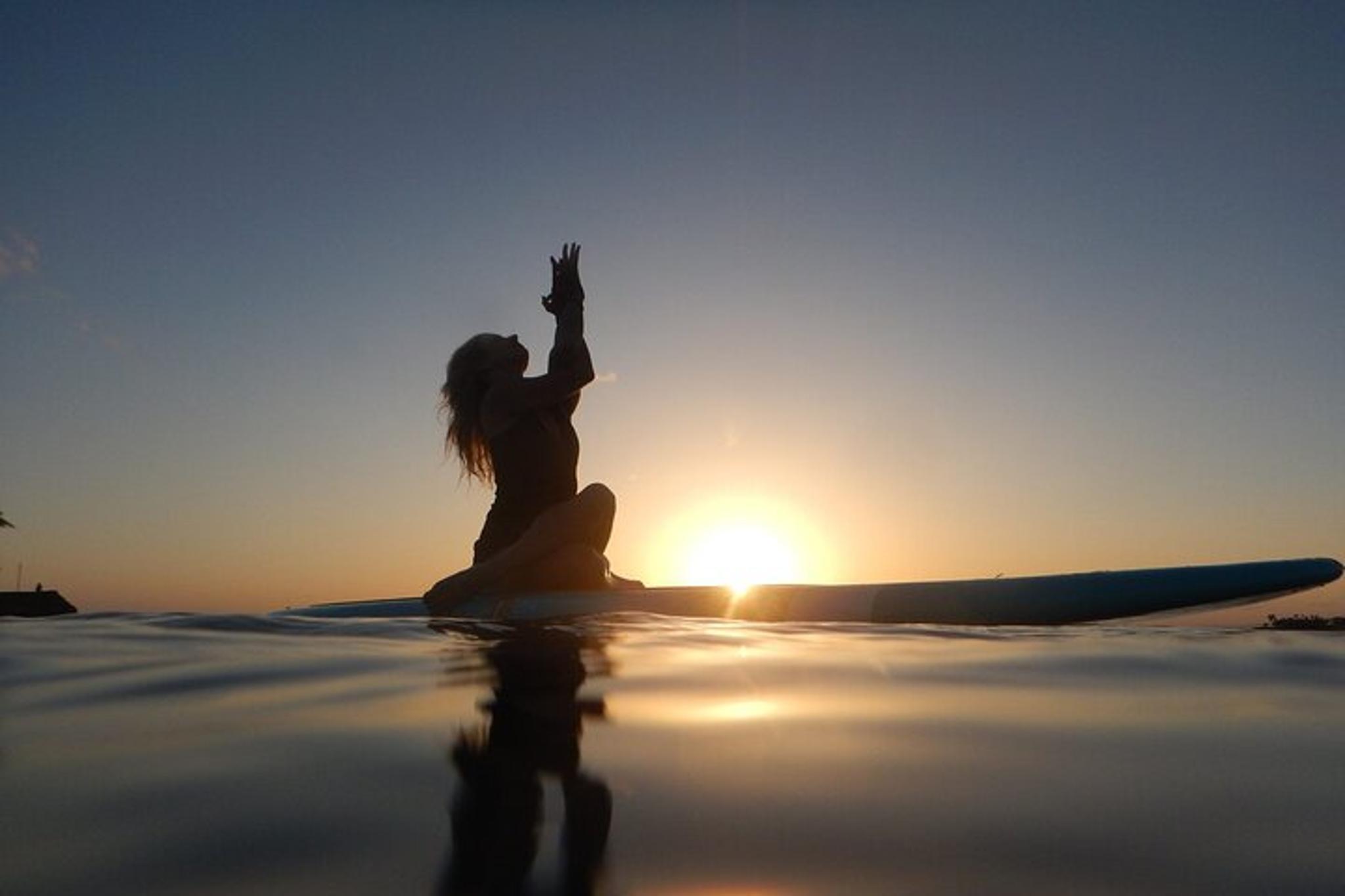 Honolulu Floating Yoga at Sunset 75 min - Image 1