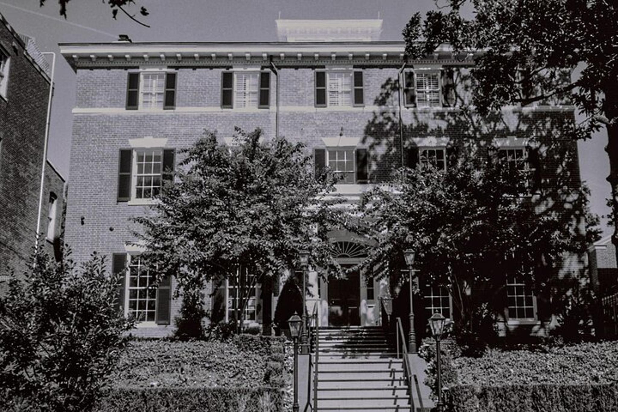 Georgetown Walking Tour of Socialites and Spies - Image 6
