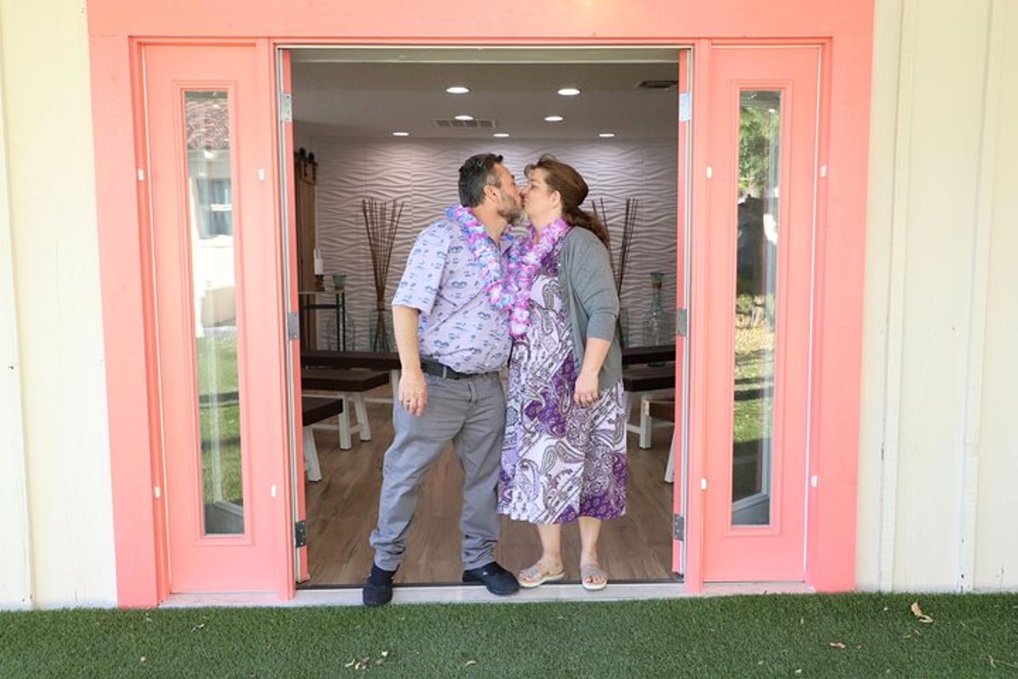 Las Vegas Quickie Wedding at Hawaiian Chapel 15 min - Image 3