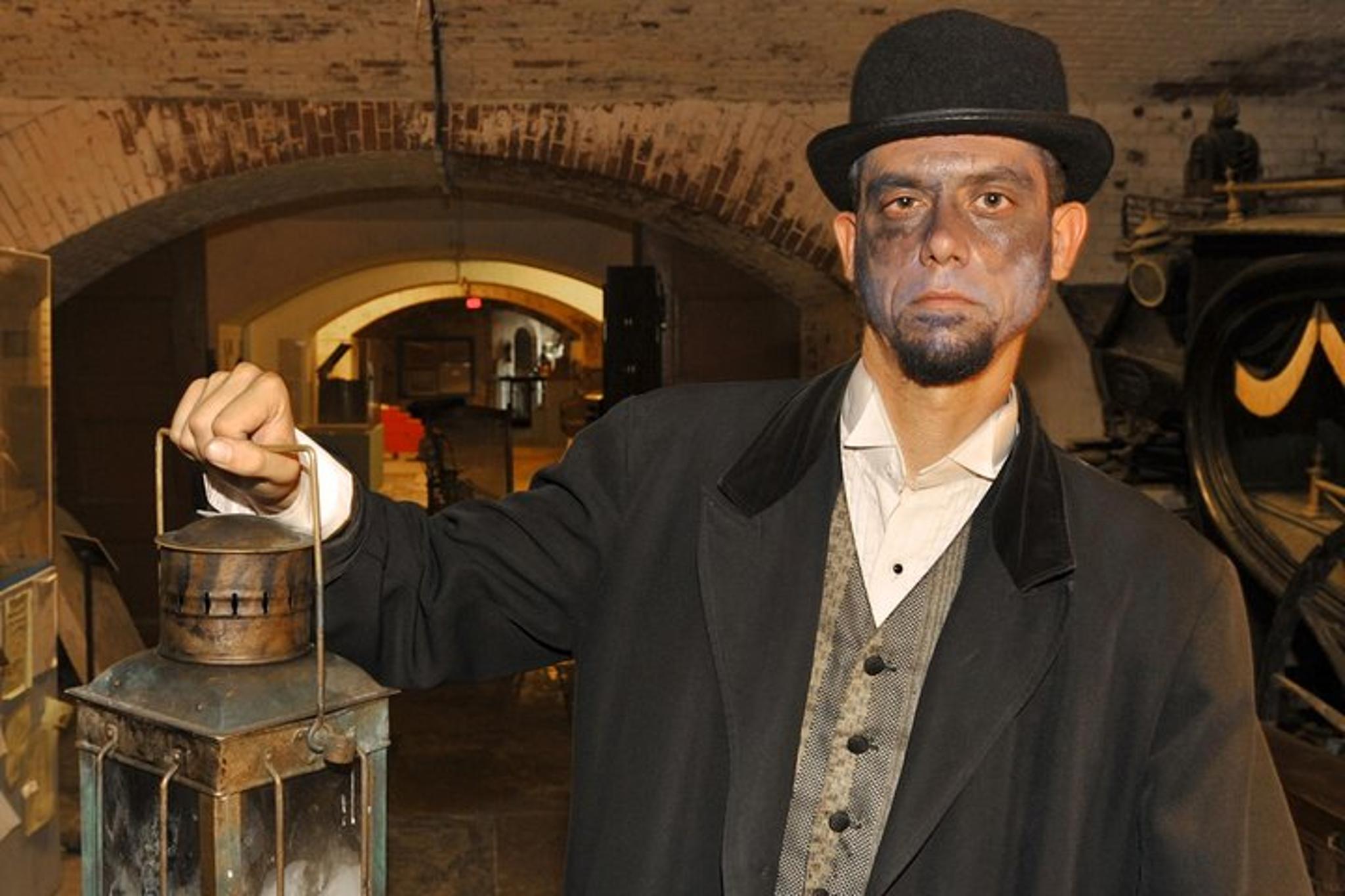 Key West Ghosts & Gravestones Trolley Tour - Image 6