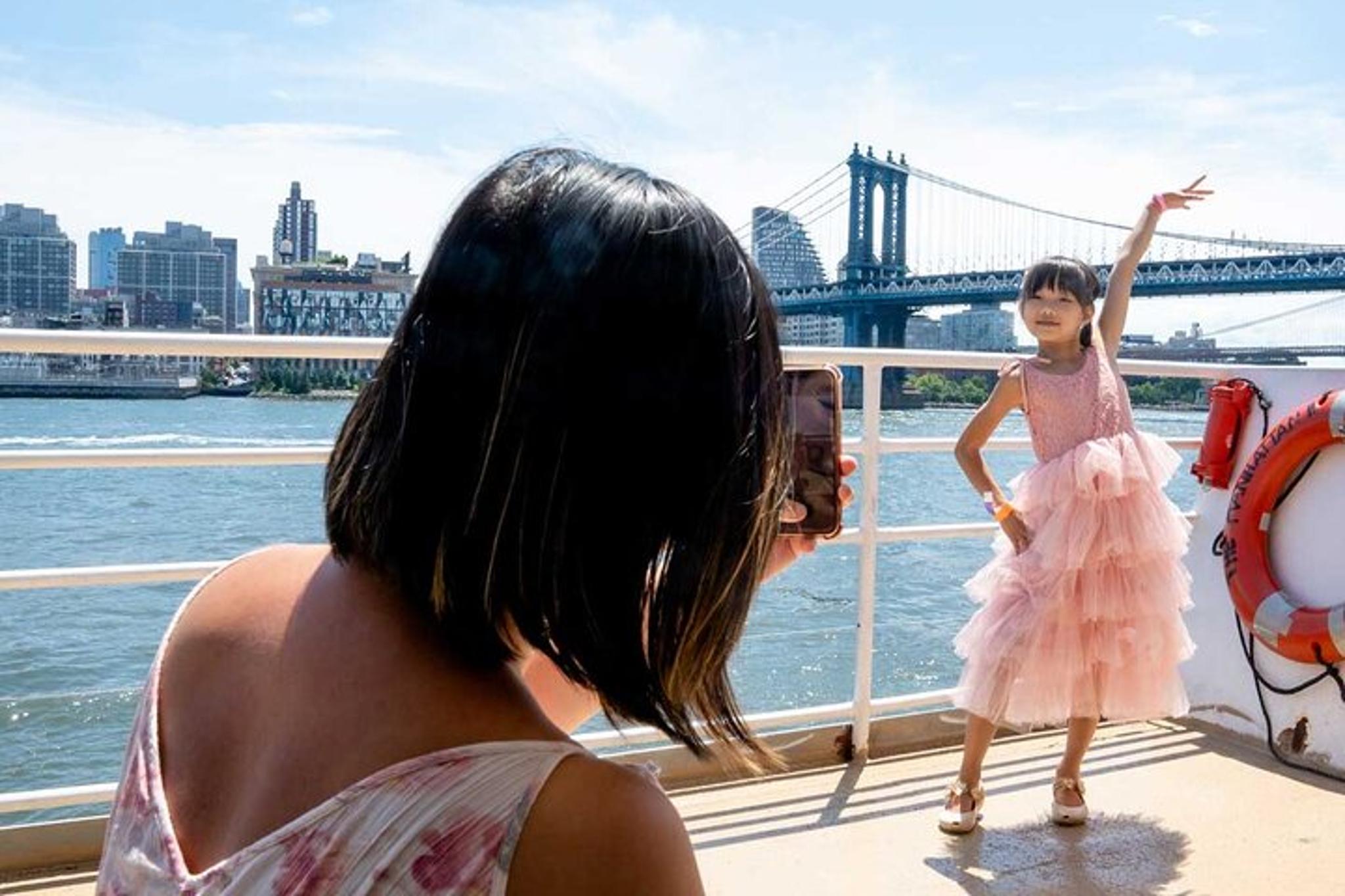 NYC Brunch Cruise with Iconic Views 2 hr - Image 4