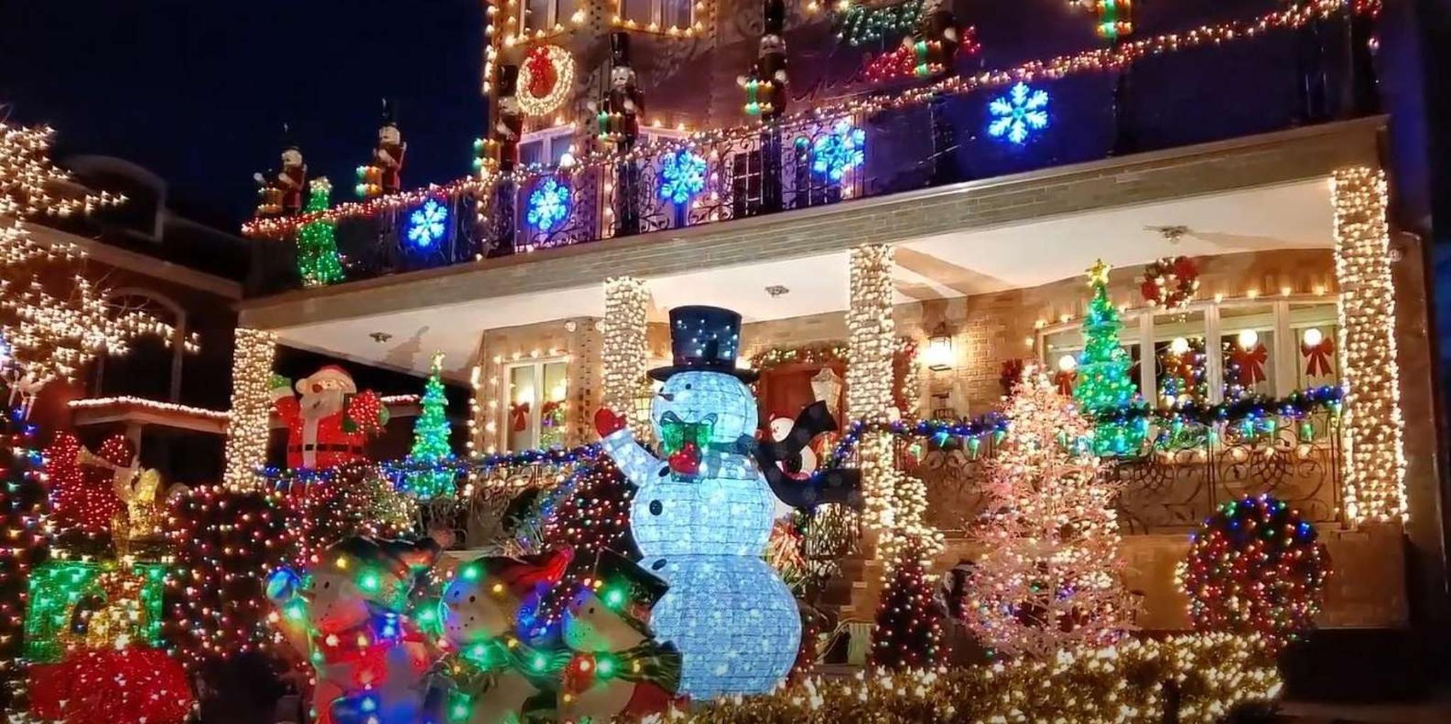 New York City Dyker Heights Christmas Lights Walking Tour - Image 3