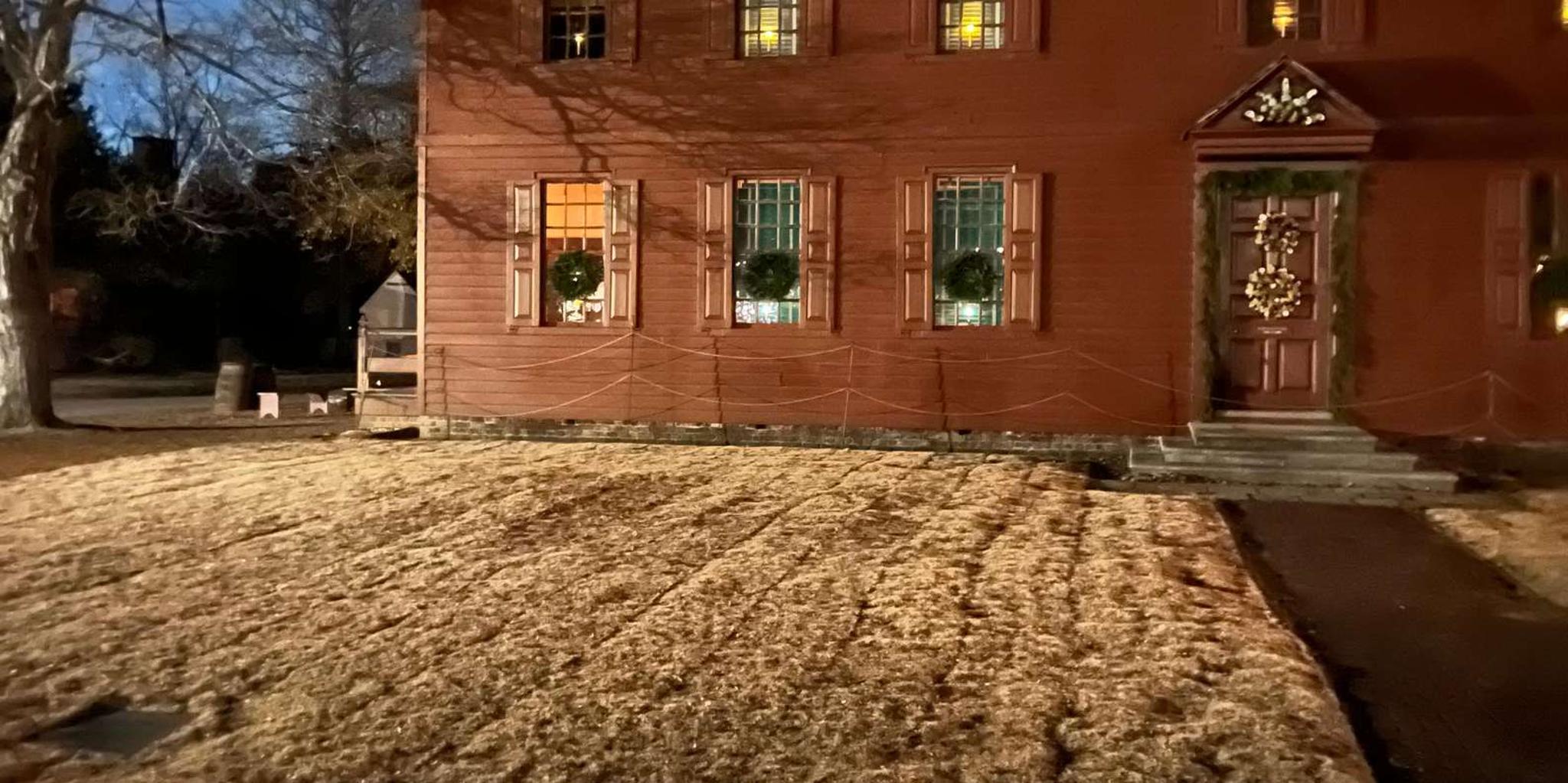 Williamsburg Night Ghost Tour with Paranormal Equipment - Image 3