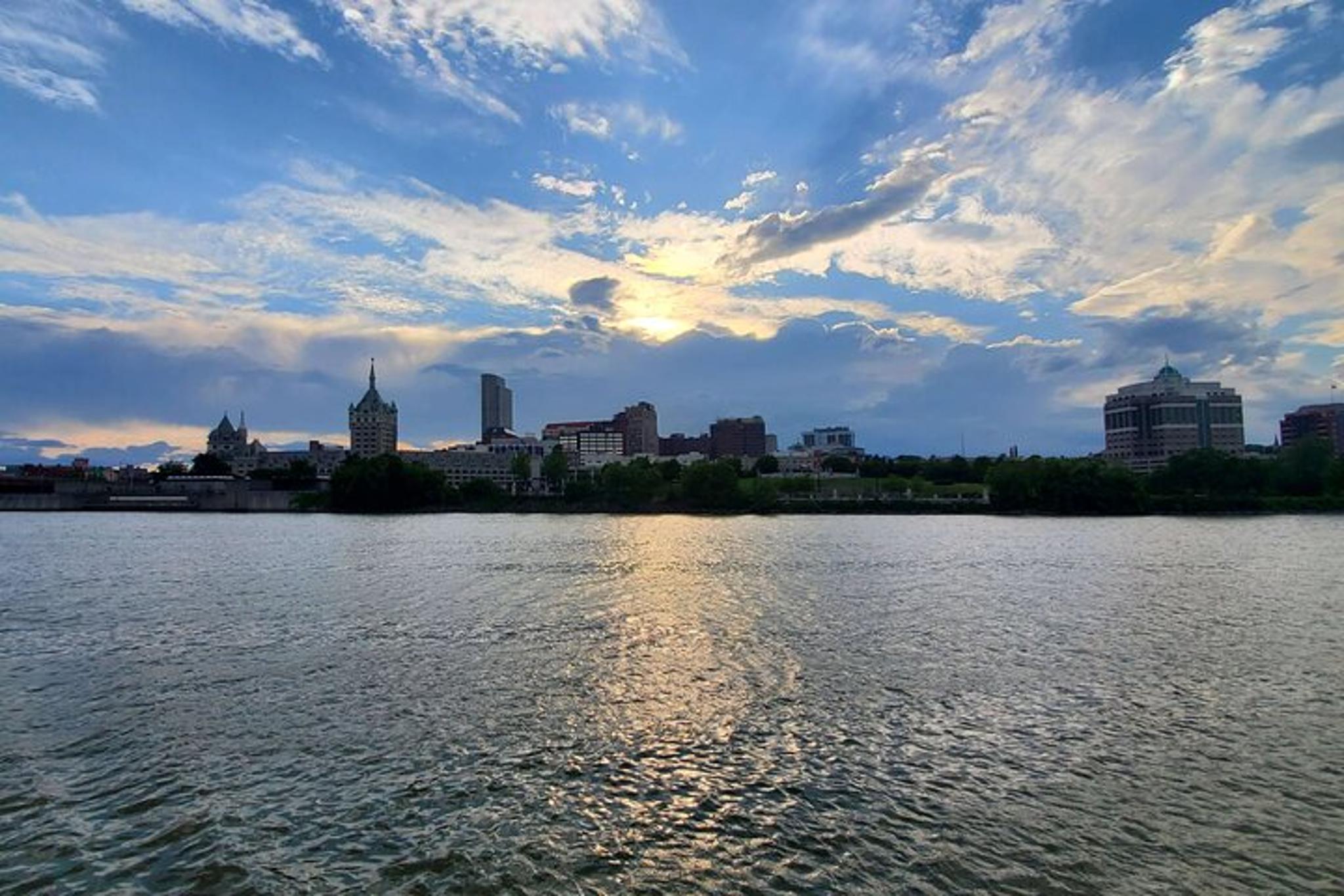 Albany Narrated Twilight Cruise 90 min - Image 2