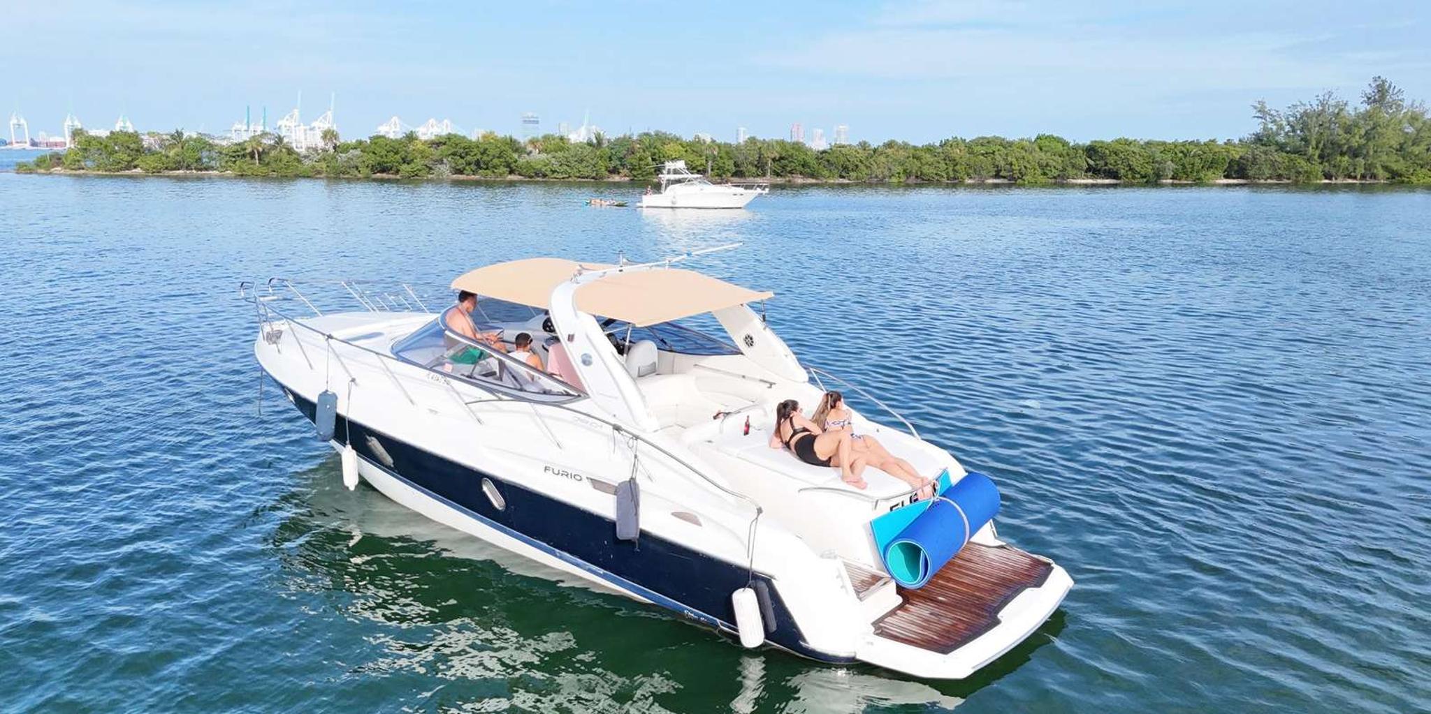 Miami Yacht Tour for Up to 12 People - Image 4
