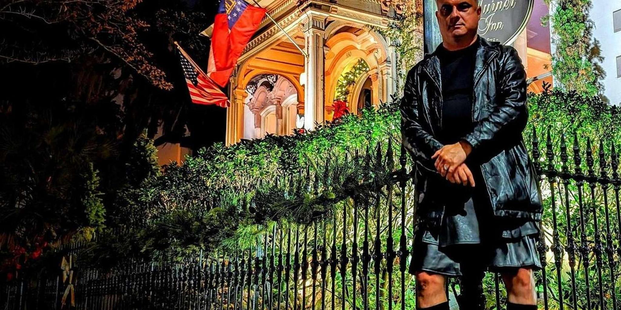 Savannah Walking Ghost Tour with Bar Stops