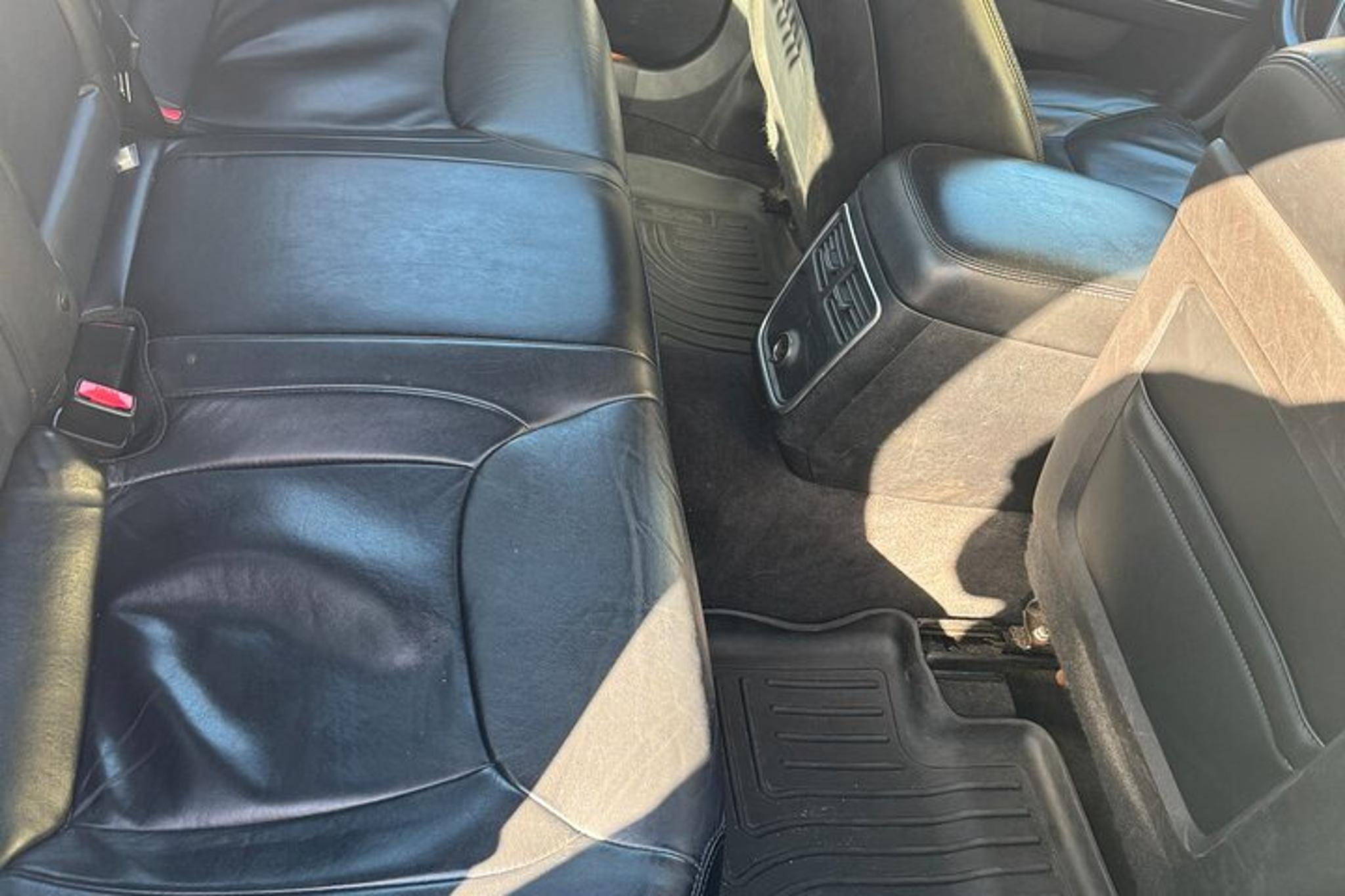 New York City Private Transfer to LGA - Image 4