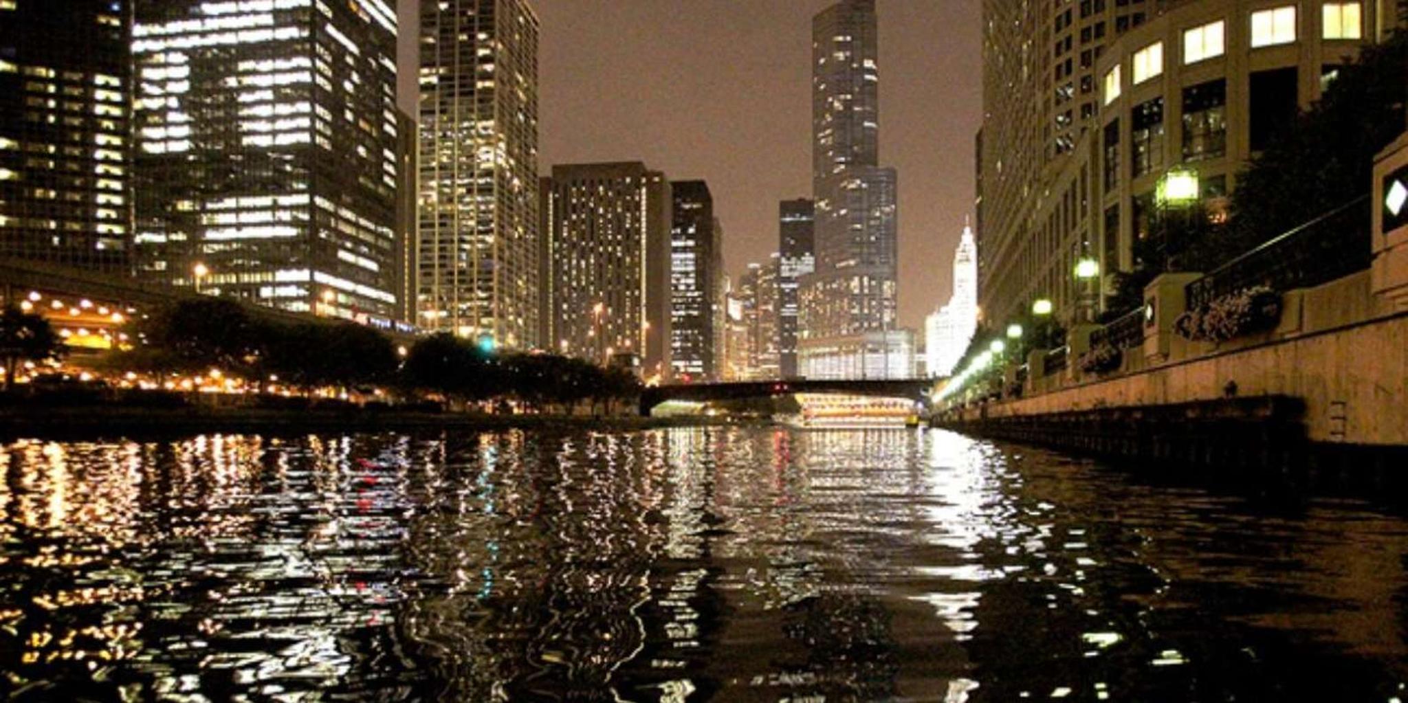 Chicago Ghosts and Gangsters Night Kayak Tour - Image 4