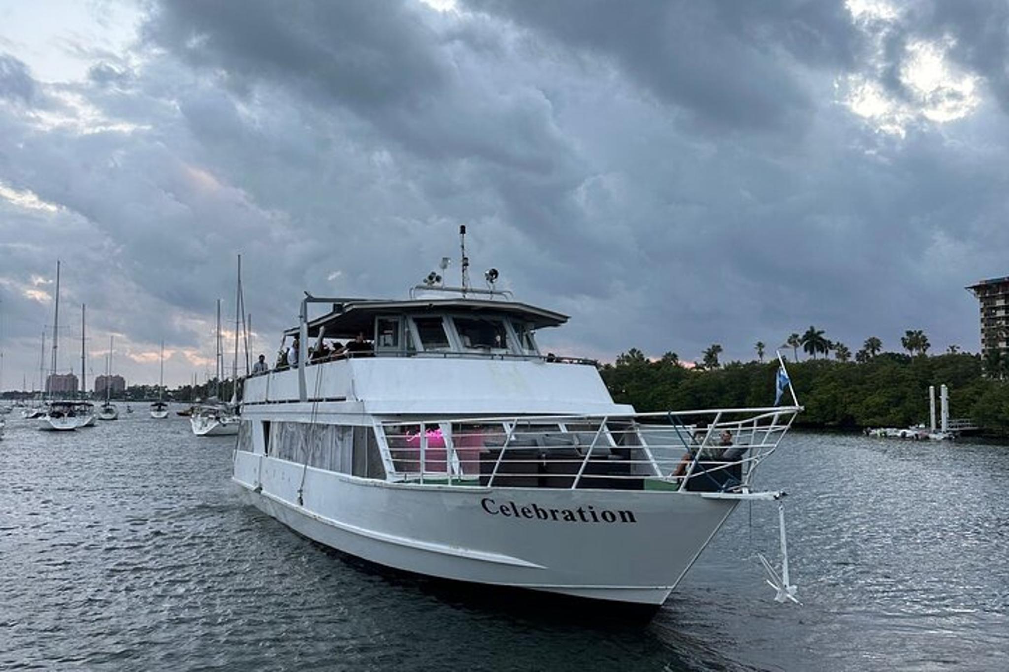 Miami NYE Yacht Party with Dinner and Fireworks - Image 5