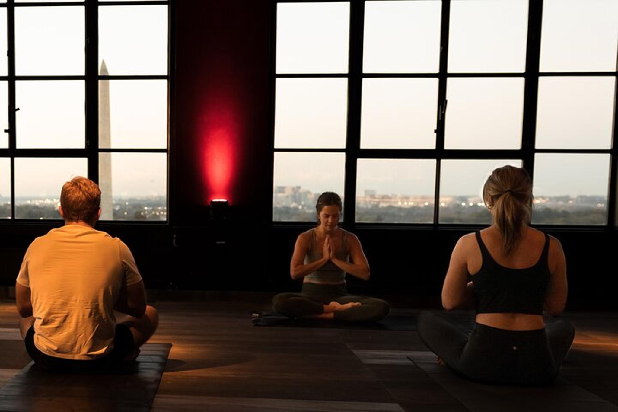 Washington D.C. Yoga Experience at Sunrise 60 min - Image 5
