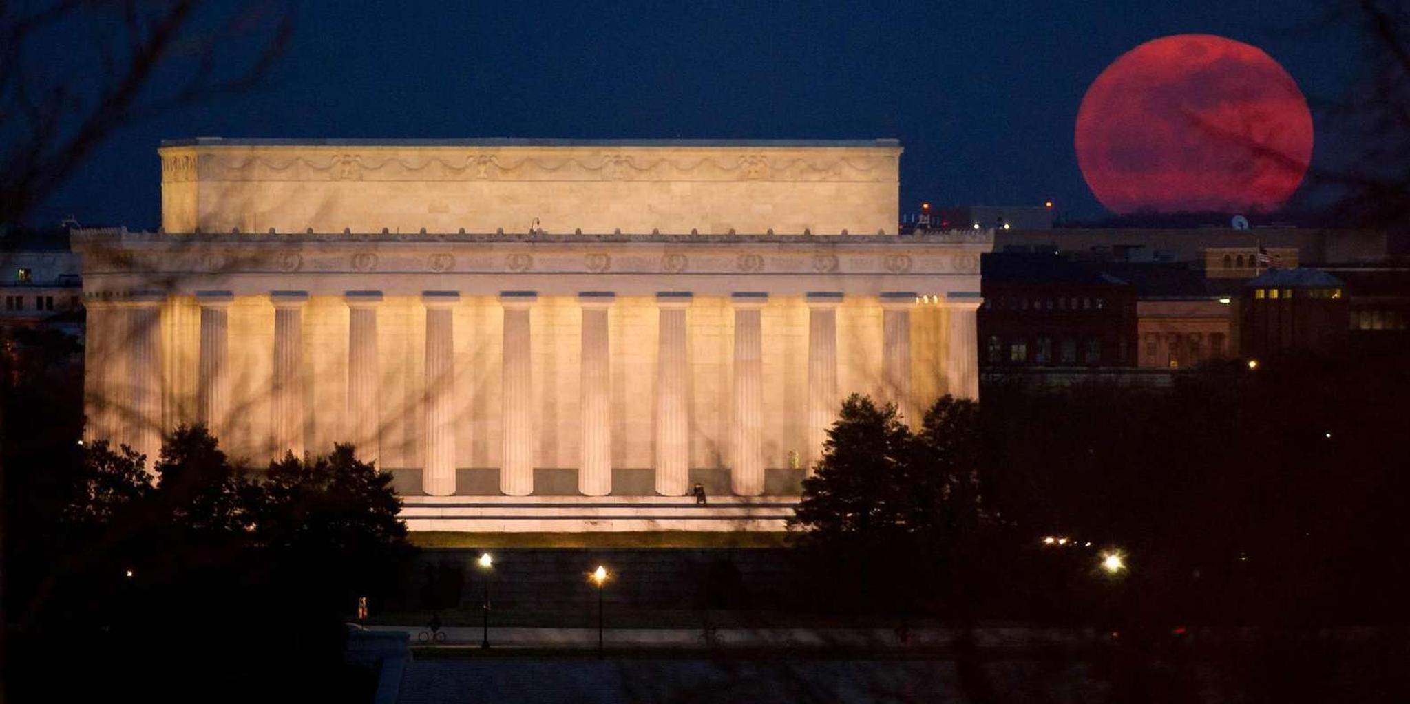 Washington, D.C. Monuments Night Walking Tour - Image 4