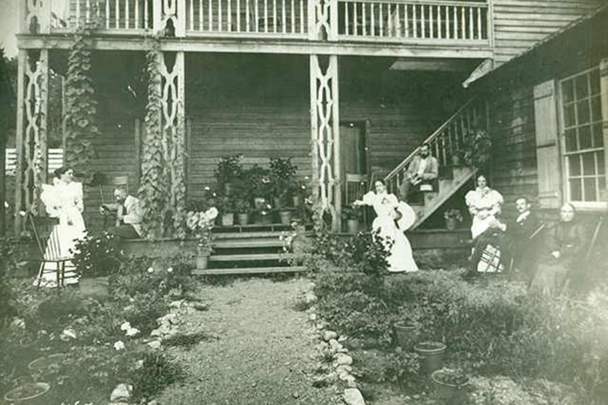 Helen Haunts and History Walk Tour 2 hr