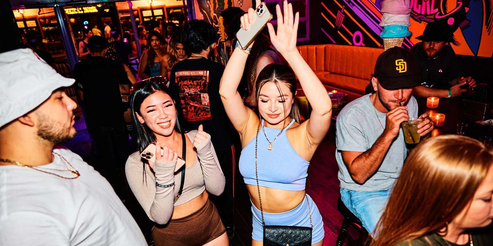 Las Vegas Bar Crawl on Fremont Street - Image 5