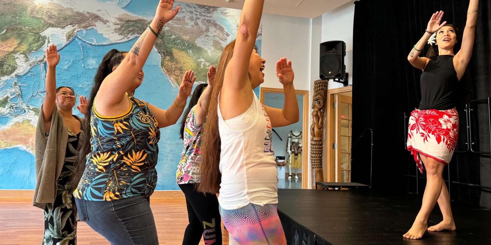 Maui Hula Dance Class for Beginners - Image 2