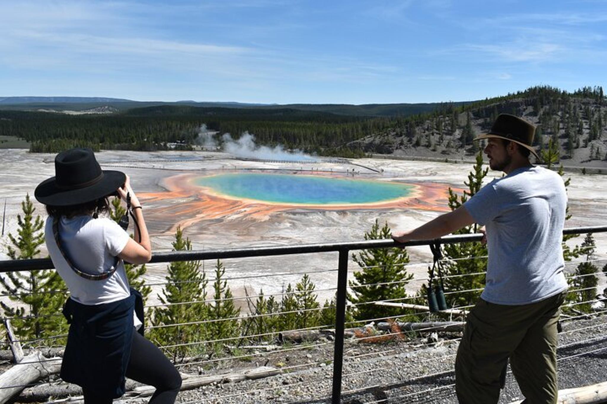 Yellowstone Private Tour with Picnic and Binoculars