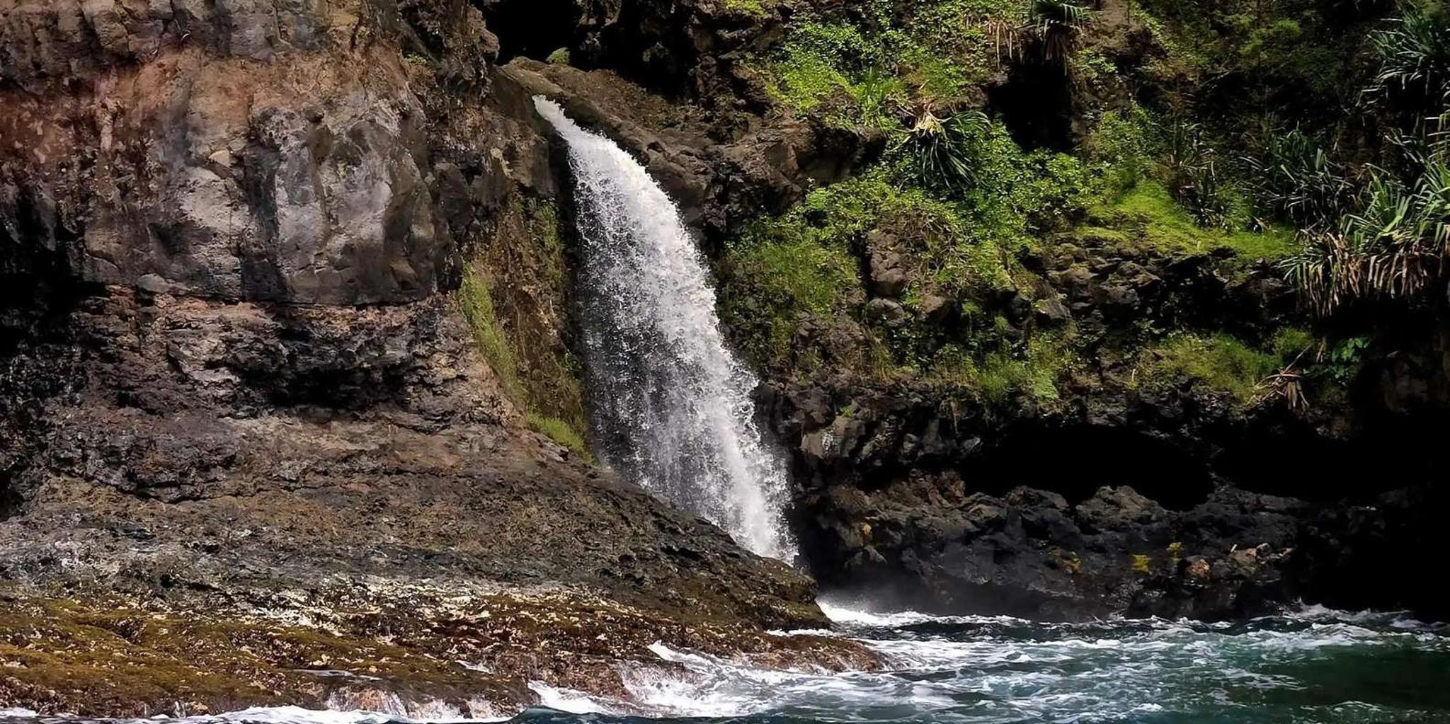 Hilo Waterfalls Boat Cruise - Image 1