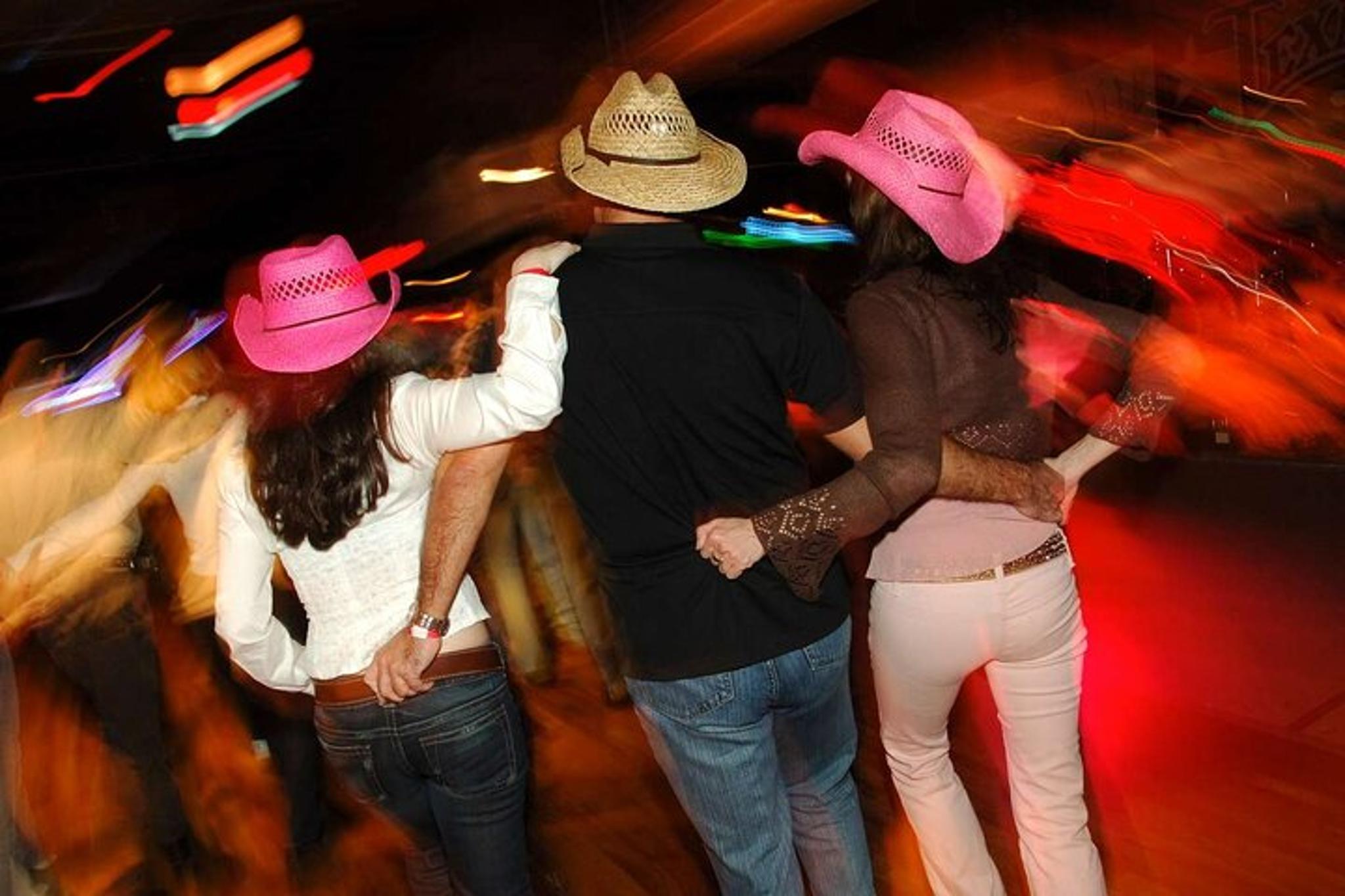 Las Vegas Country Bar Crawl Party Bus - Image 6
