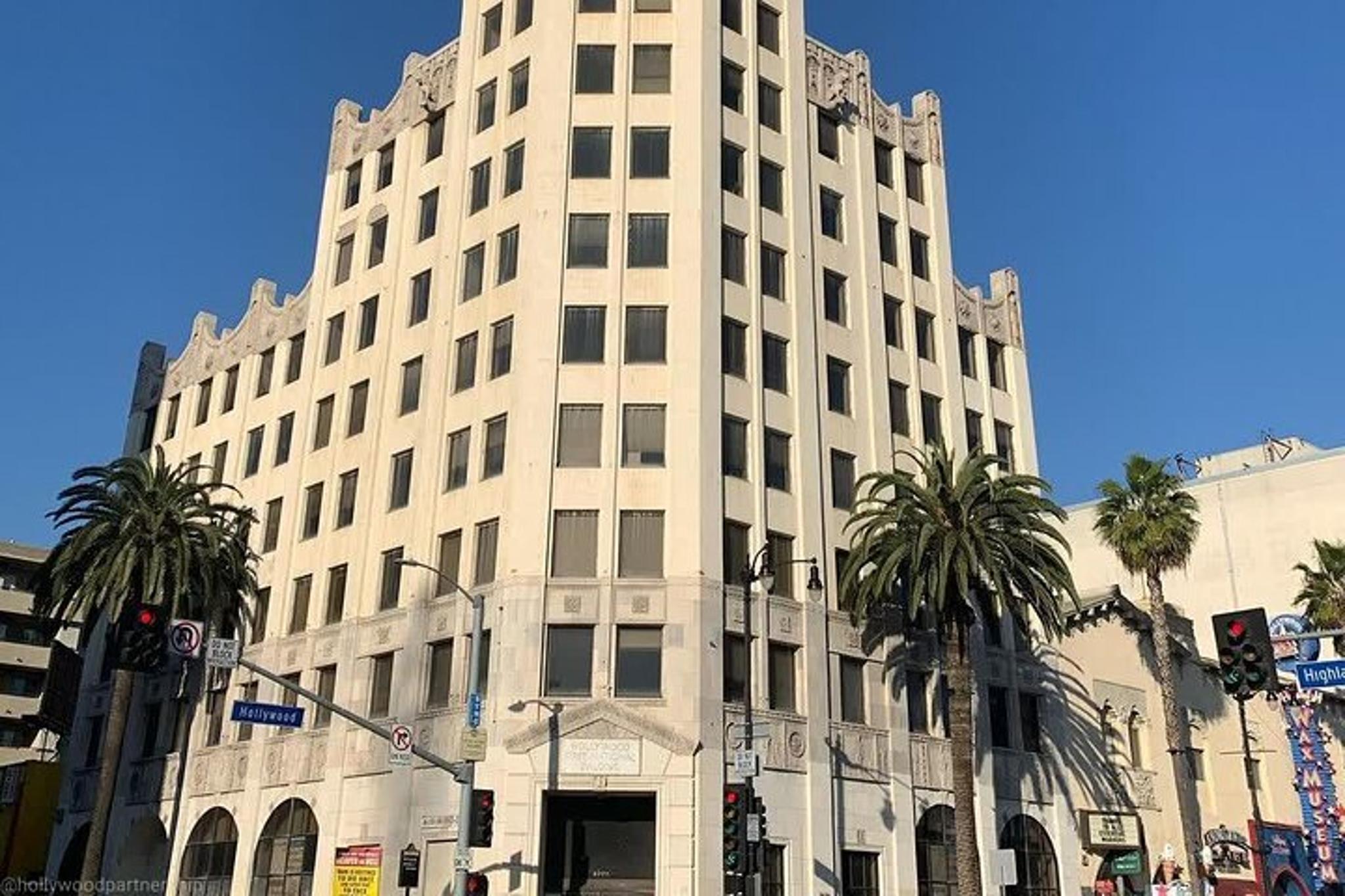 Santa Monica Private Tour with Restaurant and Bar Stops - Image 3