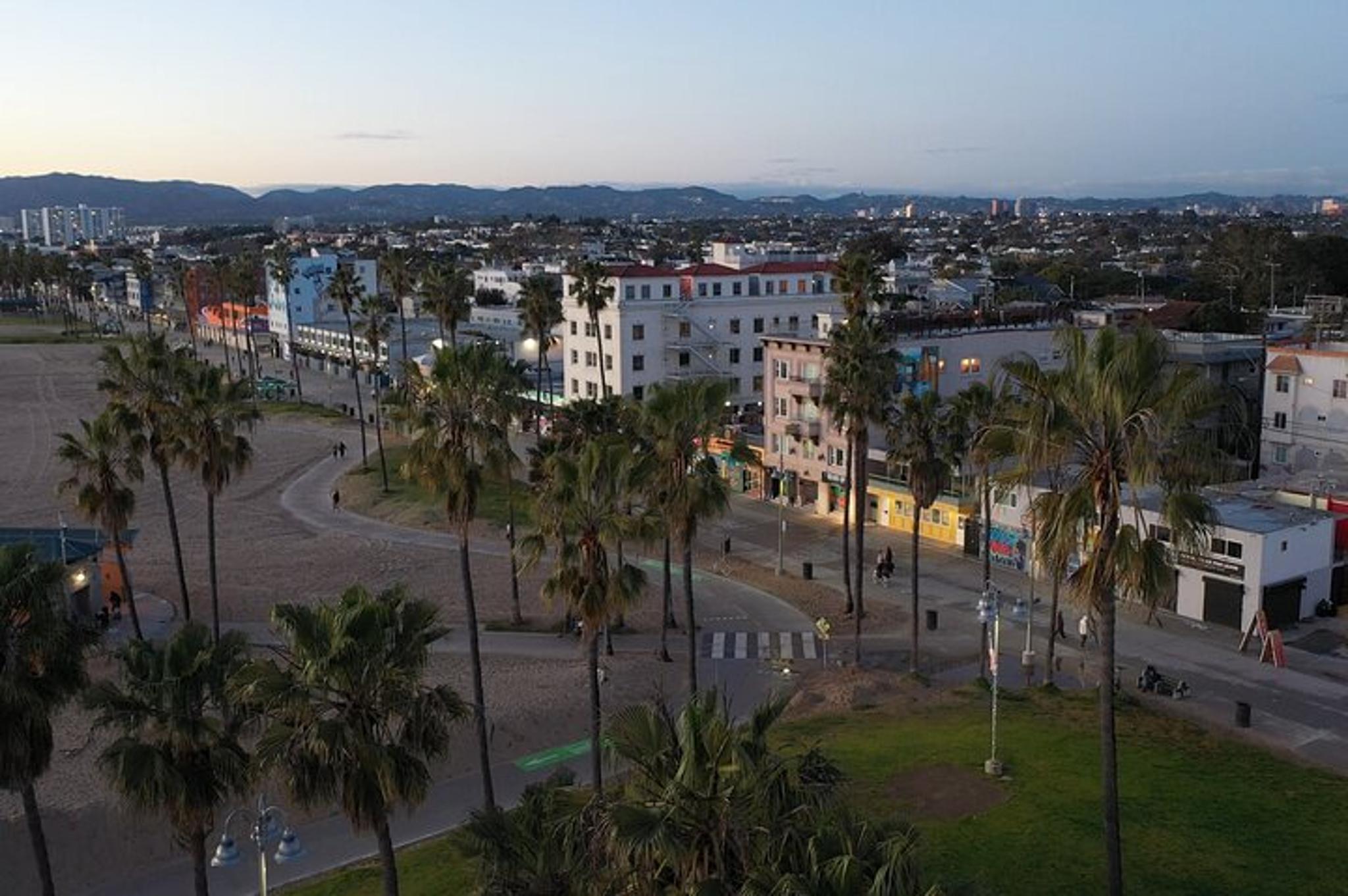 Venice Beach Boardwalk Roller Skating Tour - Image 3