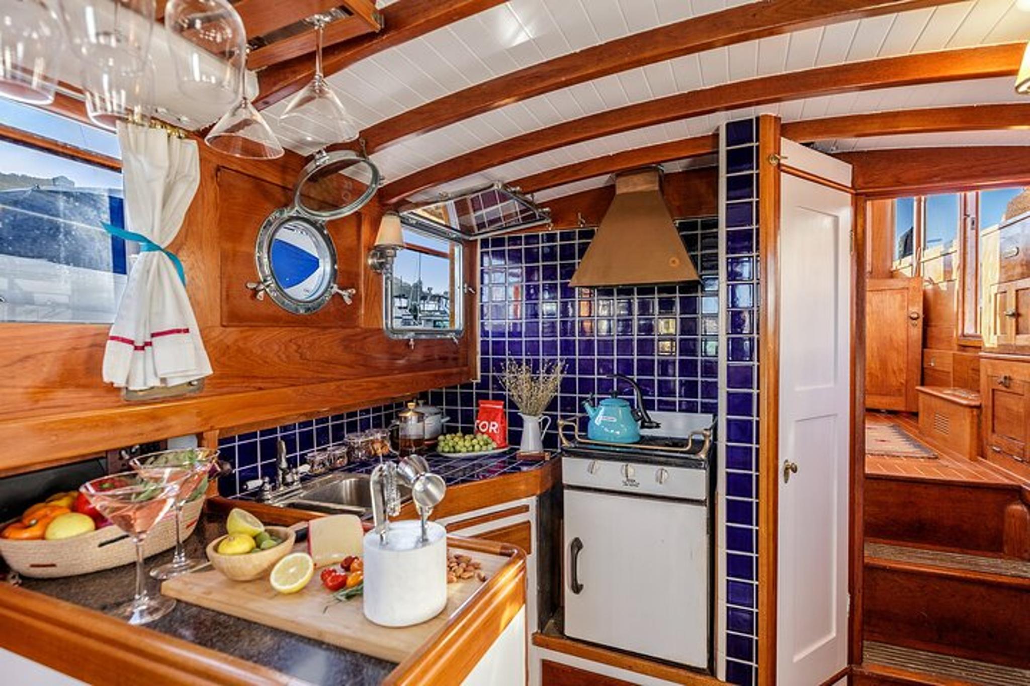 Sausalito Yacht Wine and Dine Experience - Image 5