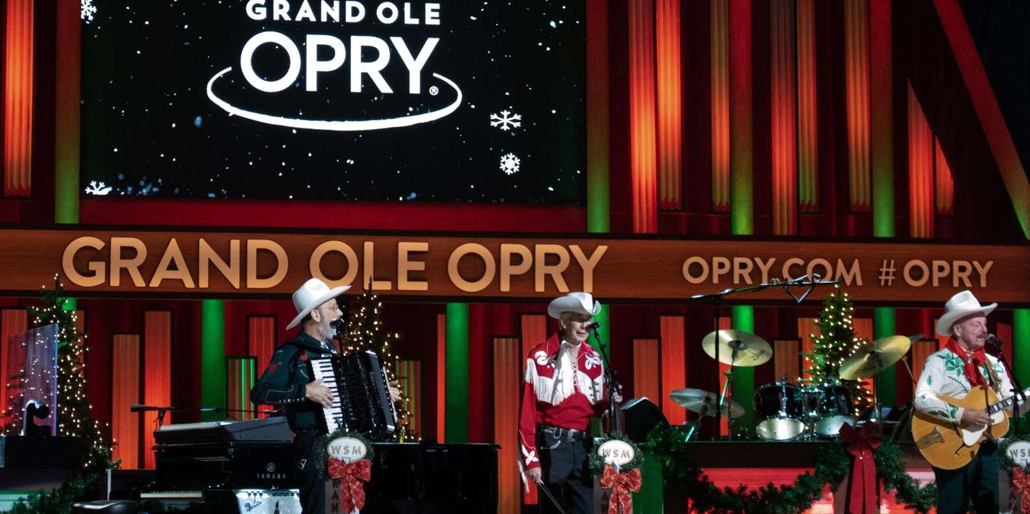 Nashville Opry House Christmas Show and Backstage Tour - Image 2