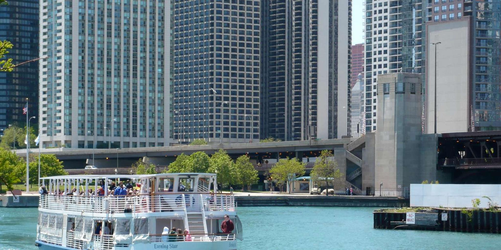 Chicago City Minibus Tour with Architecture Cruise Option - Image 2