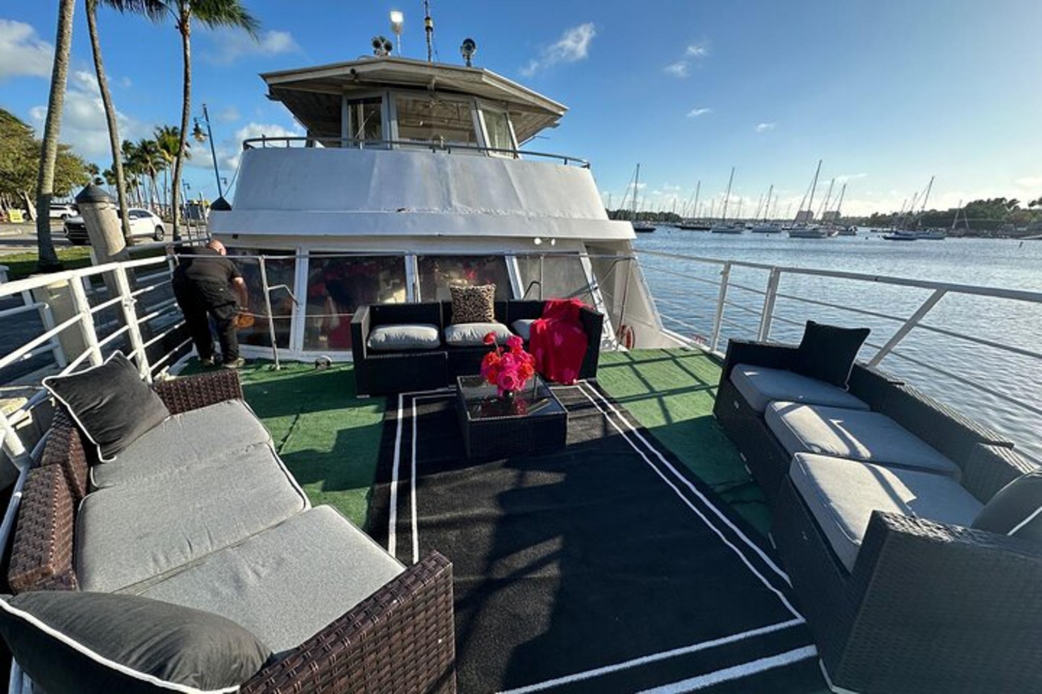 Miami NYE Yacht Party with Dinner and Fireworks - Image 2