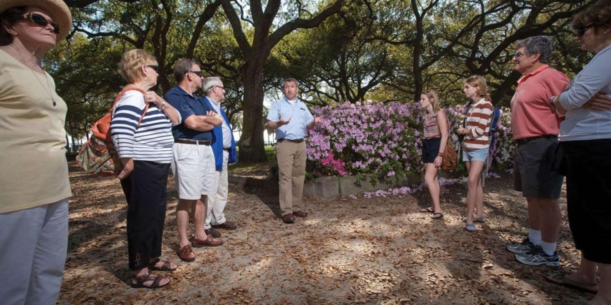 Charleston Holiday Decorations and History Walking Tour - Image 4
