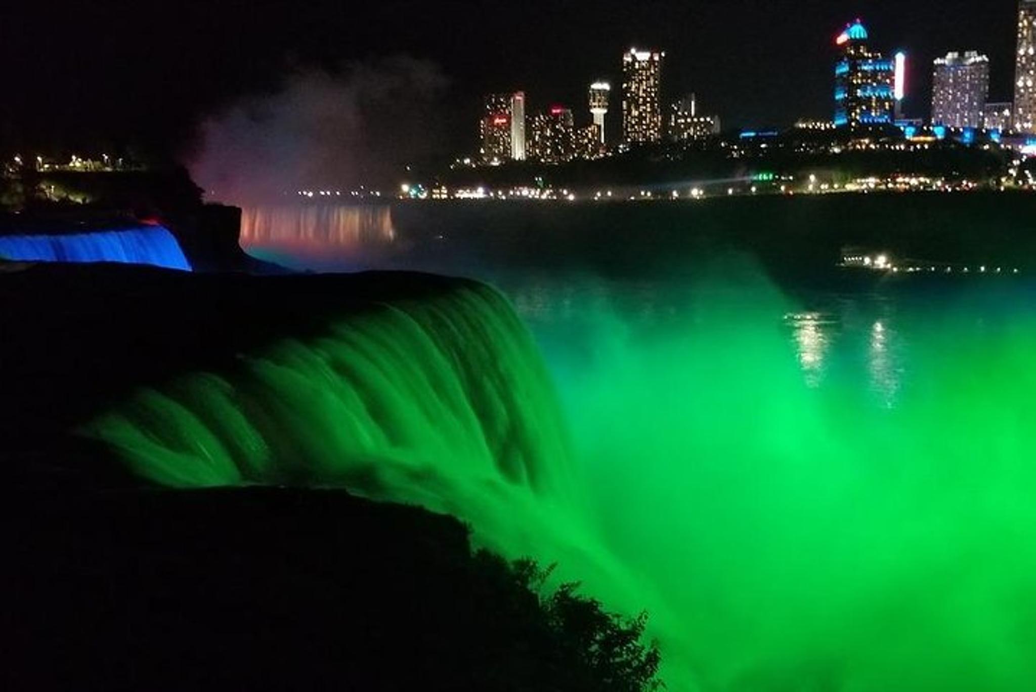 Niagara Falls Night Tour with Fireworks & Cruise - Image 6