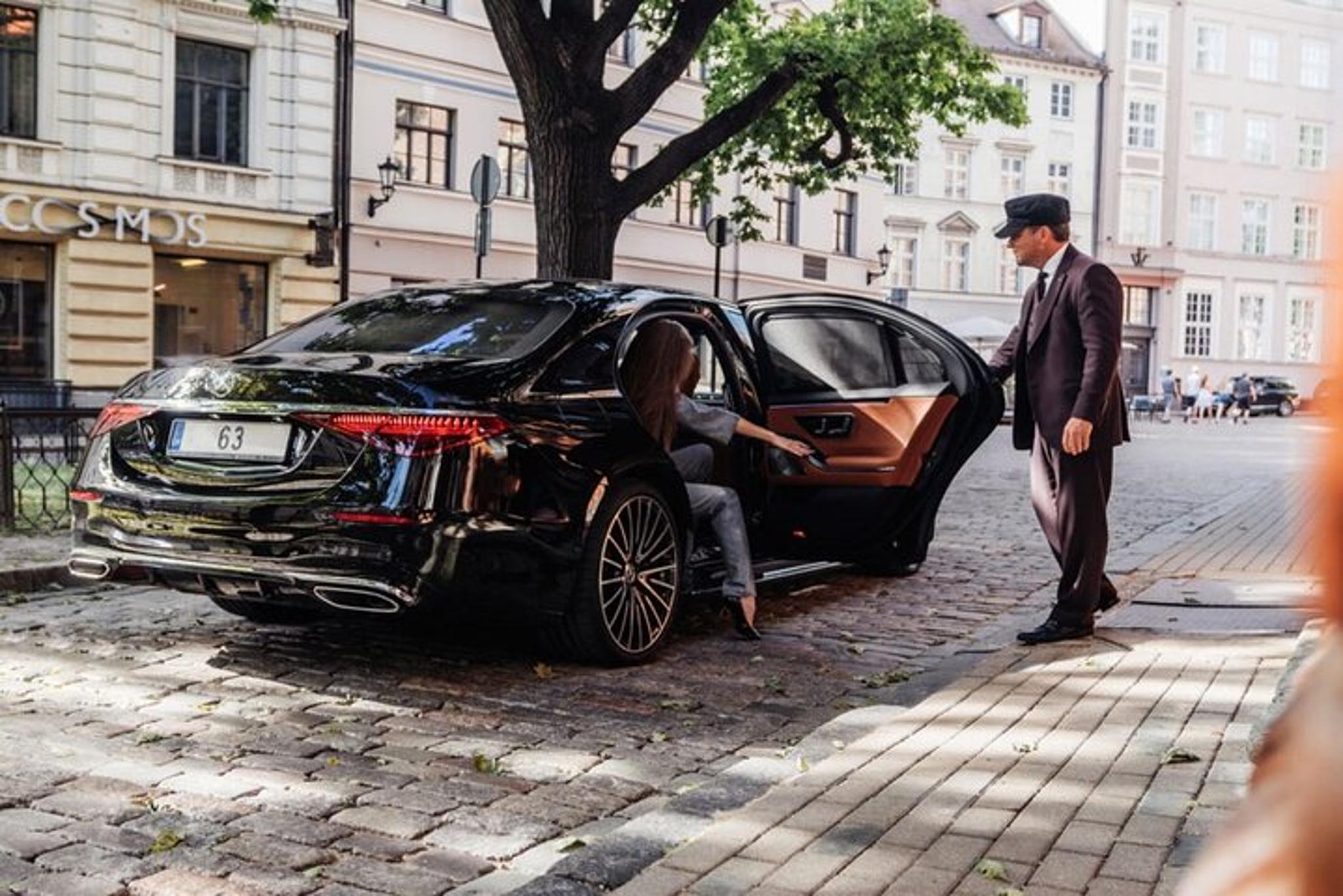 Boston Limousine Transfer 24/7 Service - Image 1