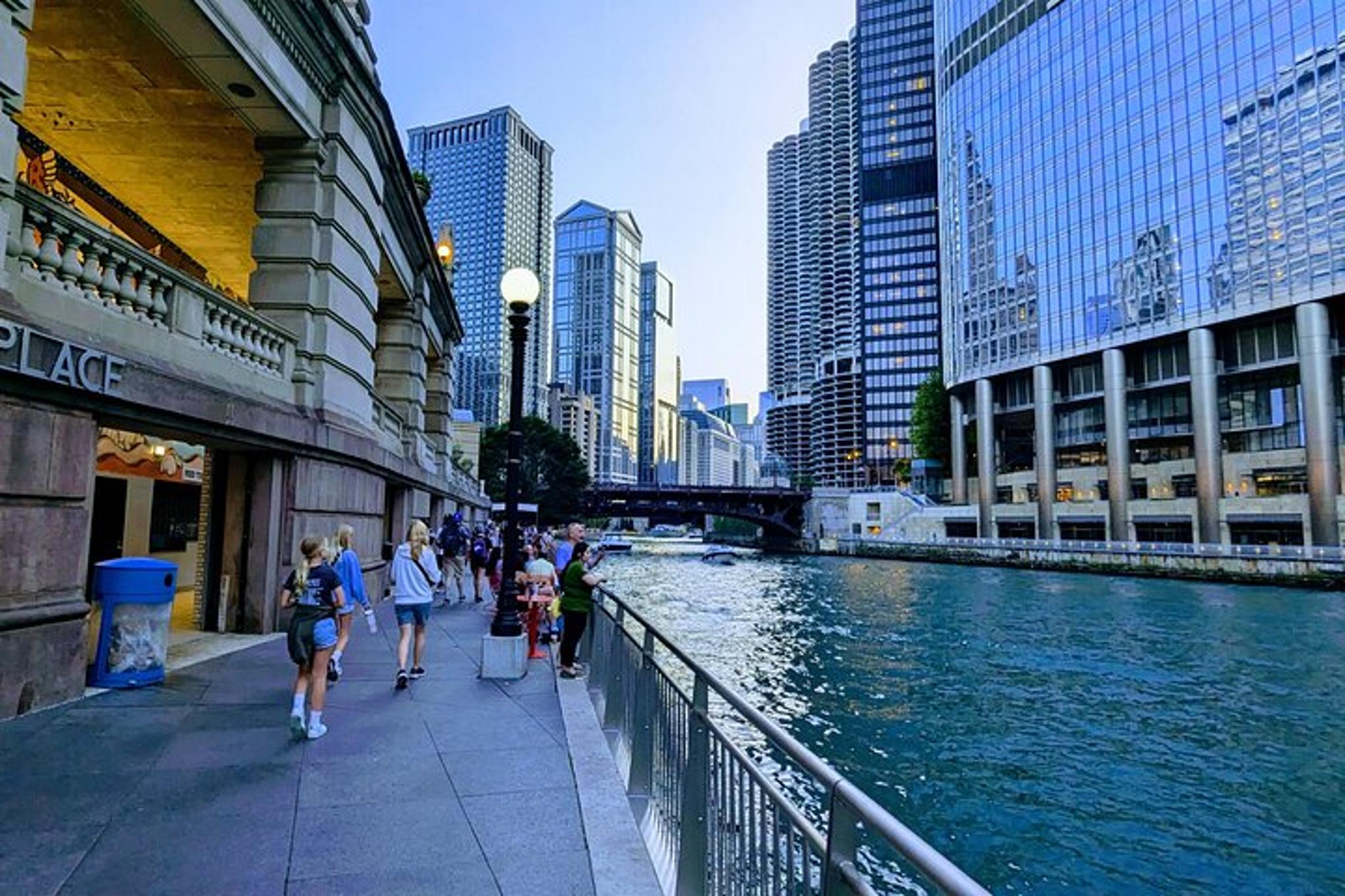 Chicago Walking Tour and Scavenger Hunt - Image 3