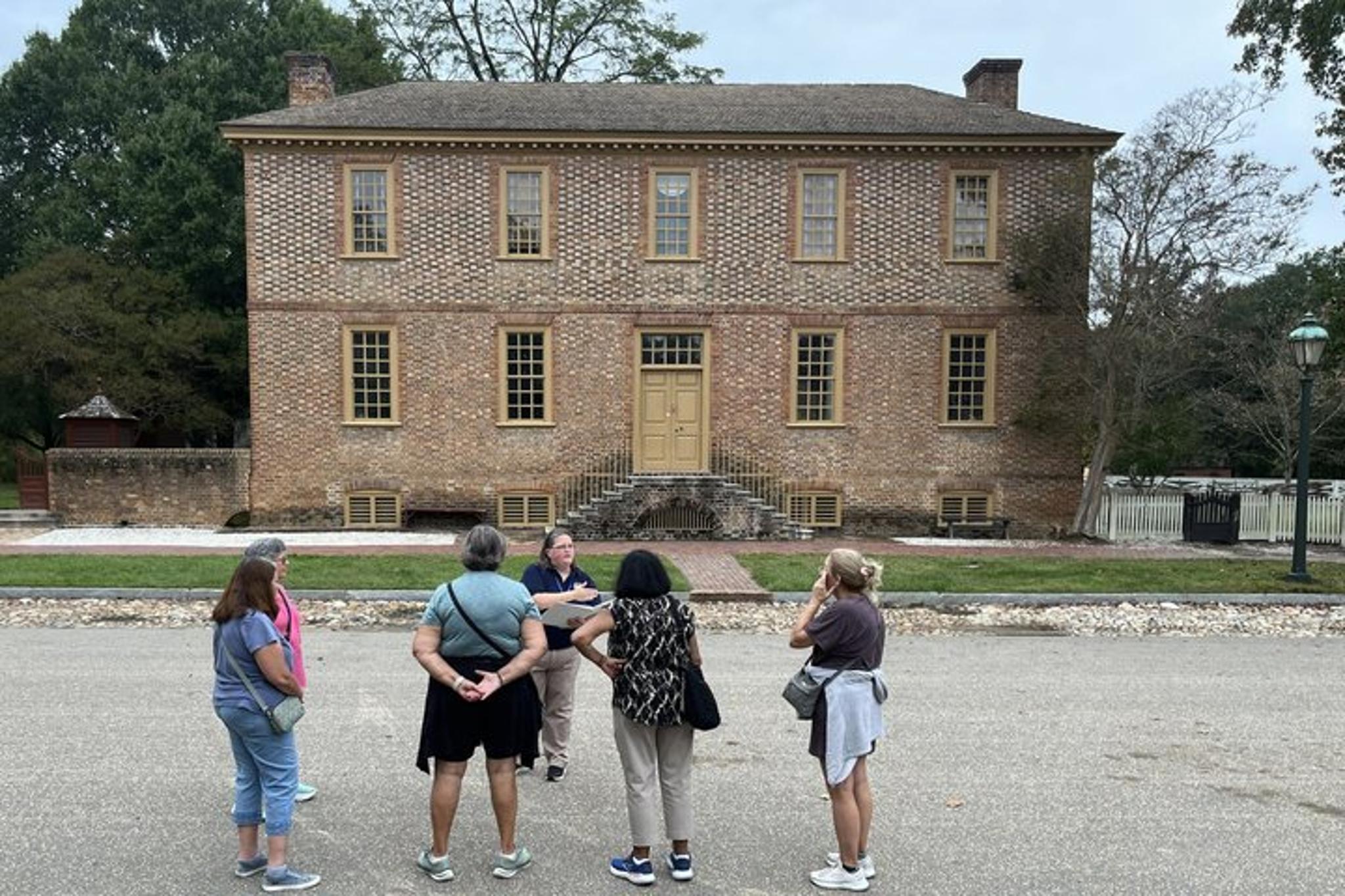 Williamsburg Walking Tour of Colonial Restoration - Image 1