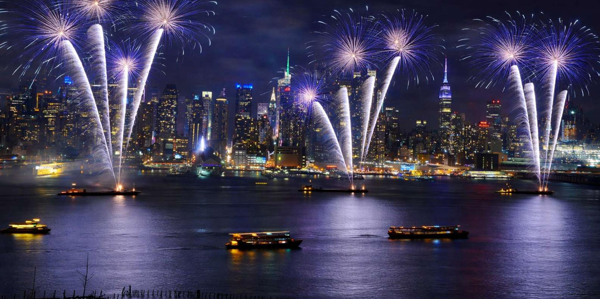 New York City Fireworks Cruise with Buffet & Open Bar - Image 4