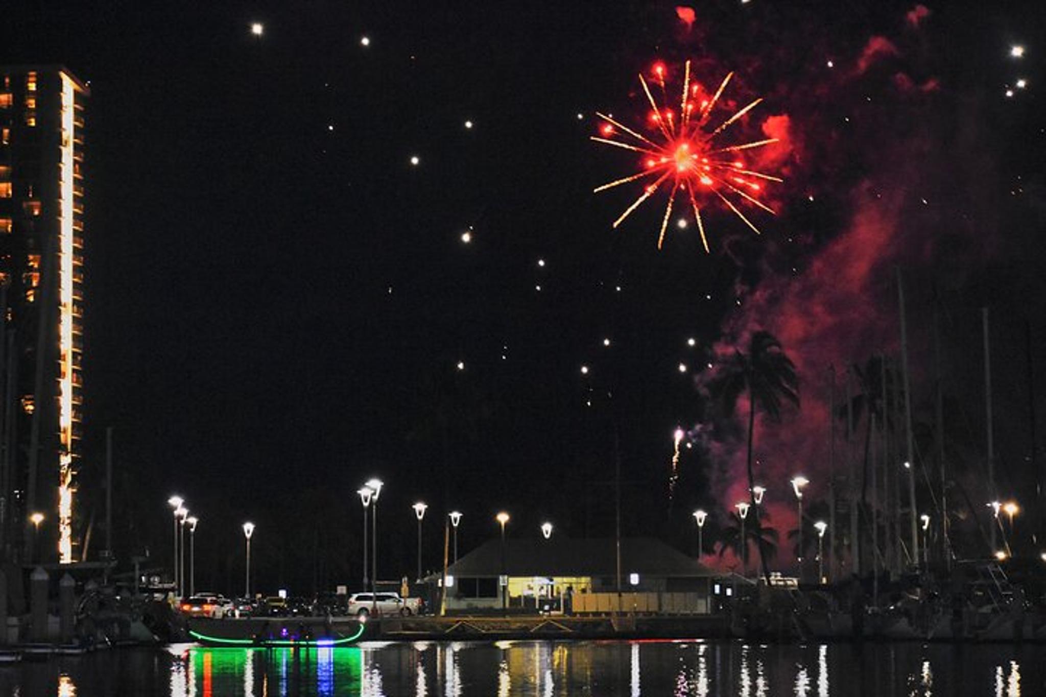 Waikiki Gondola Fireworks Cruise - Image 5