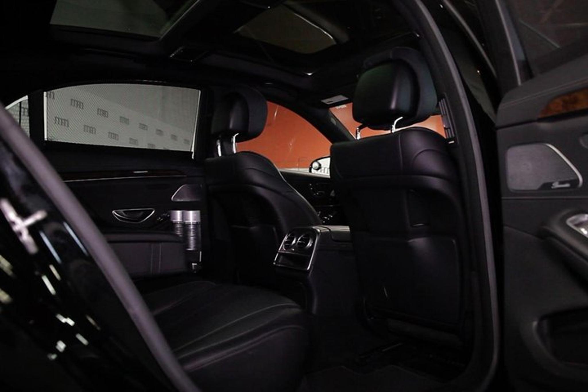 Chicago Mercedes Limo Airport Transfer - Image 2