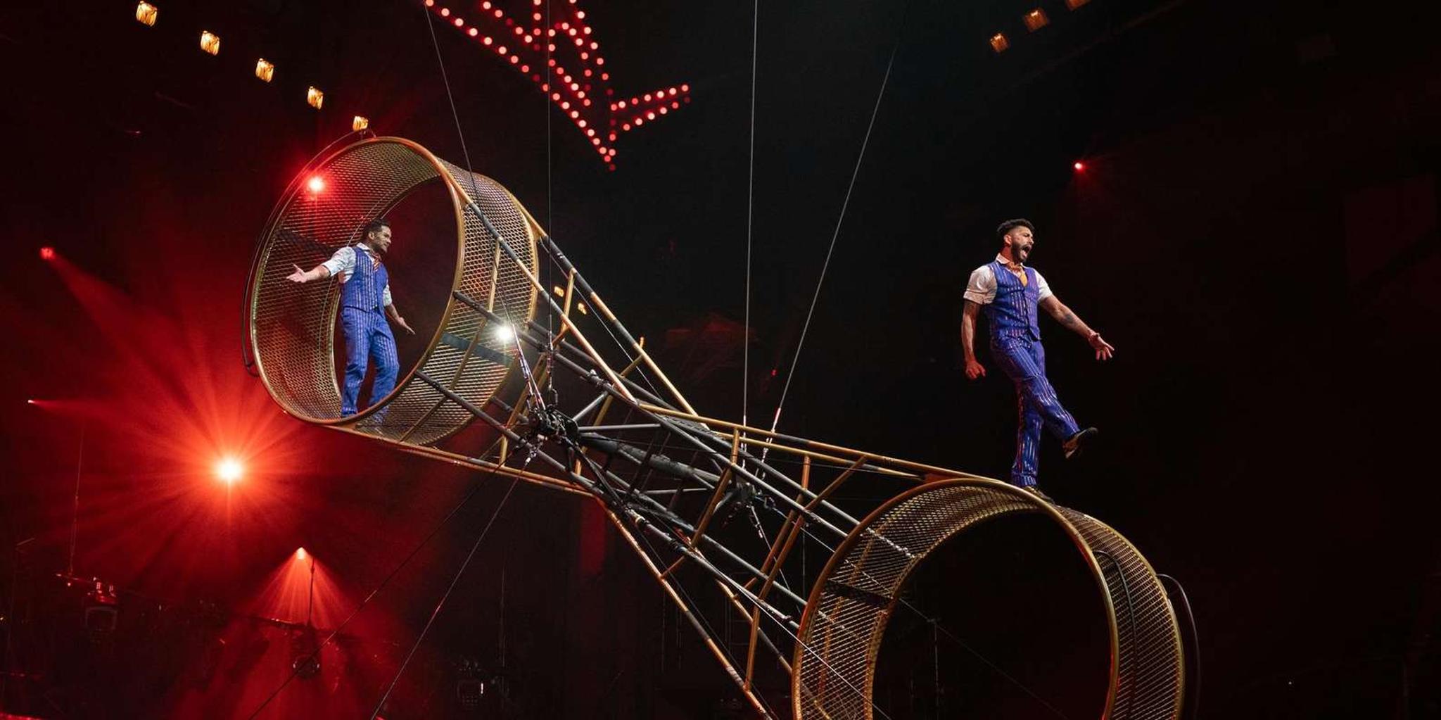 Las Vegas Cirque du Soleil Mad Apple Show - Image 4