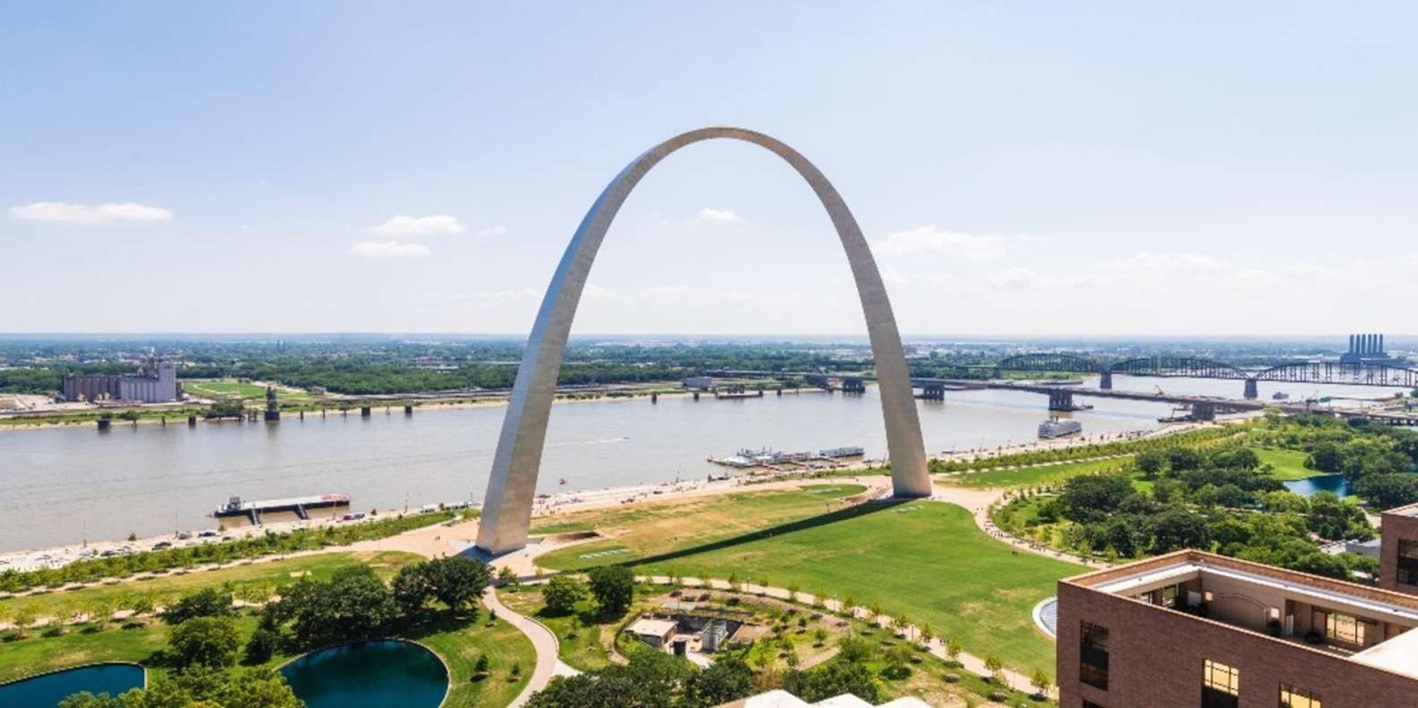 St Louis Driving Tour with Arch & River Cruise - Image 2