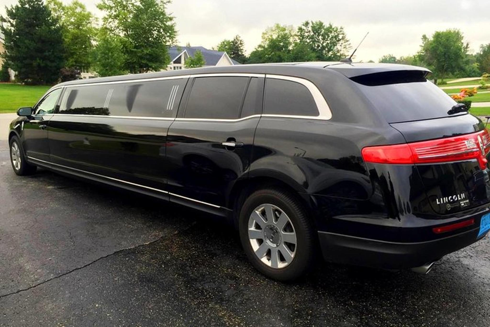 Chicago Sightseeing Transfer by Stretch Limo - Image 2
