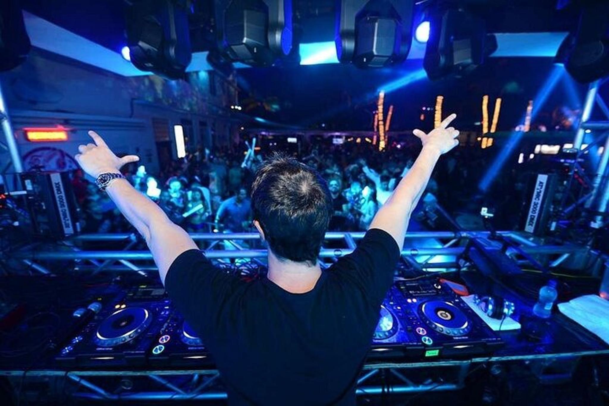 Miami Boat Party and Nightclub Experience - Image 4