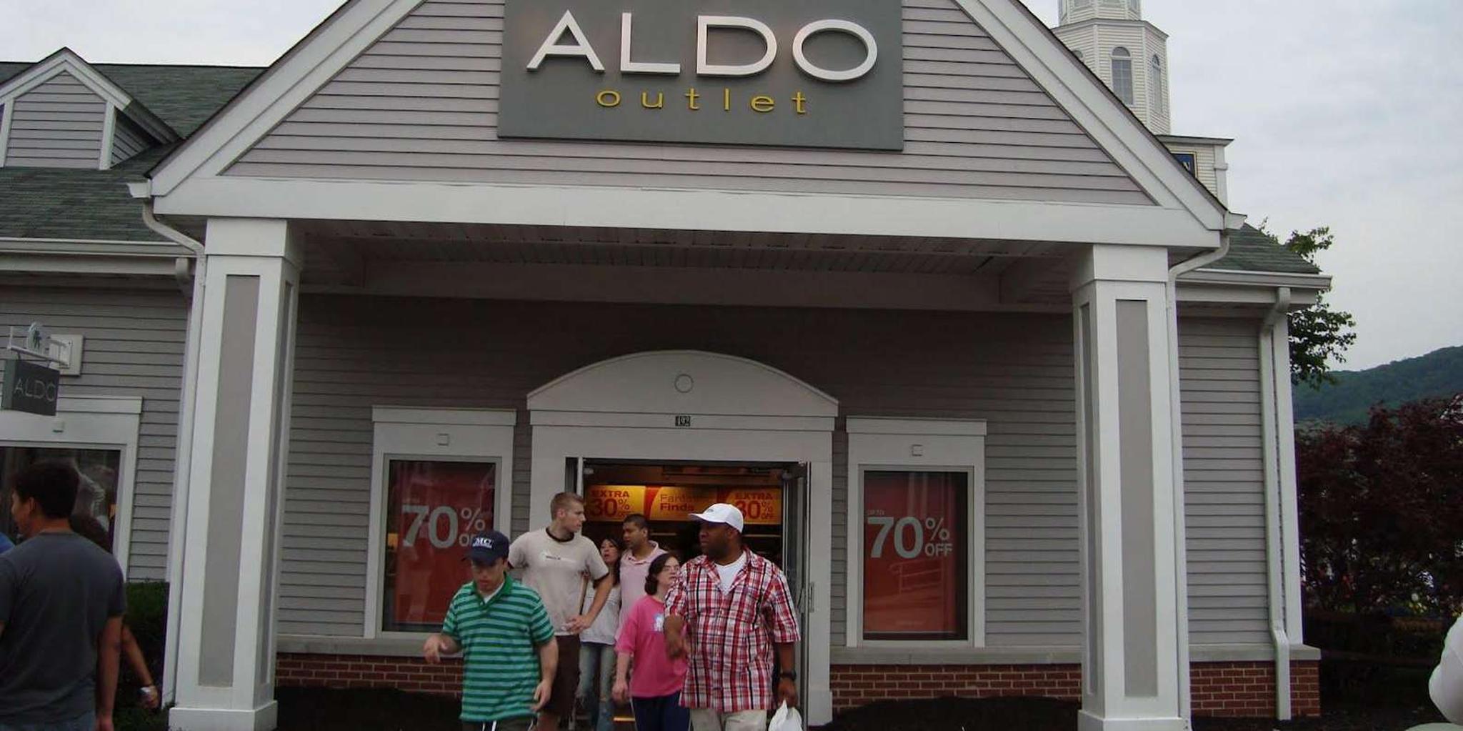 New York City Shopping Tour at Woodbury Outlets - Image 3